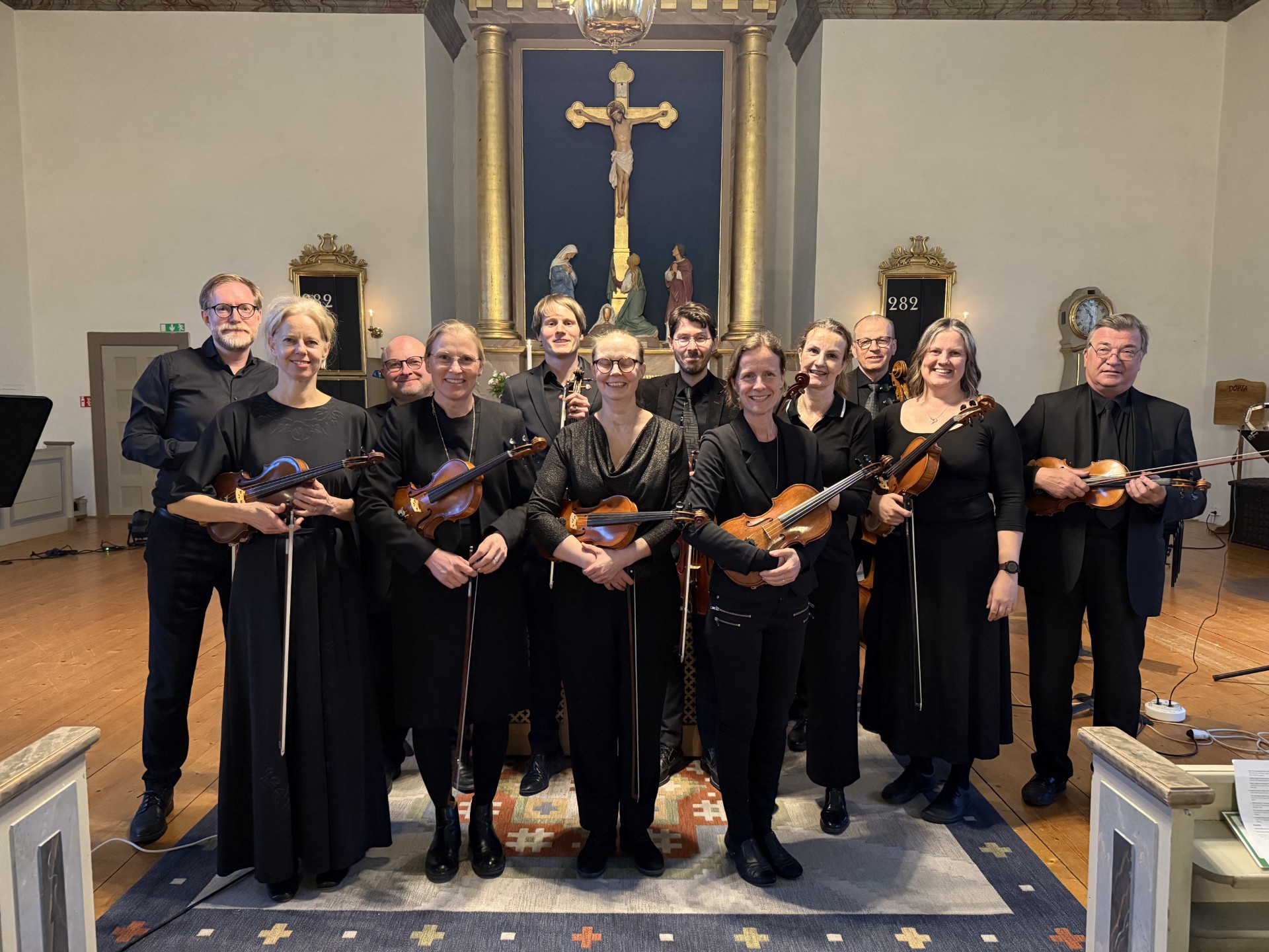 Stråkensemble i svart med instrument
