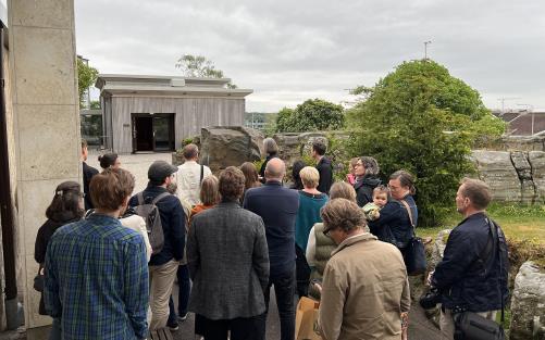 En folksamling som tittar på en byggnad.