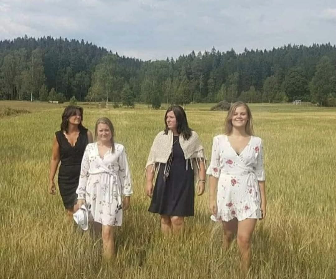 Gusikgruppen Four of us fotografetrade på en äng.