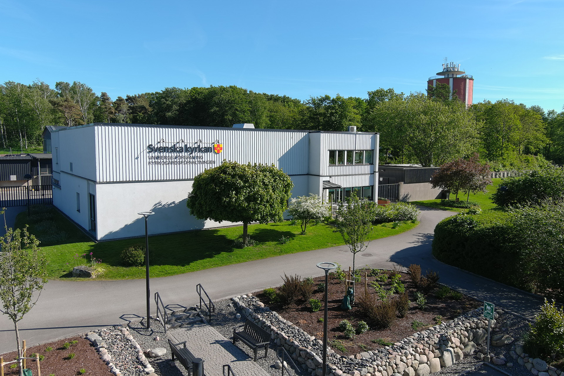 Exteriörbild på Kyrkogårdsförvaltningens administrationsbyggnad på Sankt Jörgens kyrkogård i Varberg.