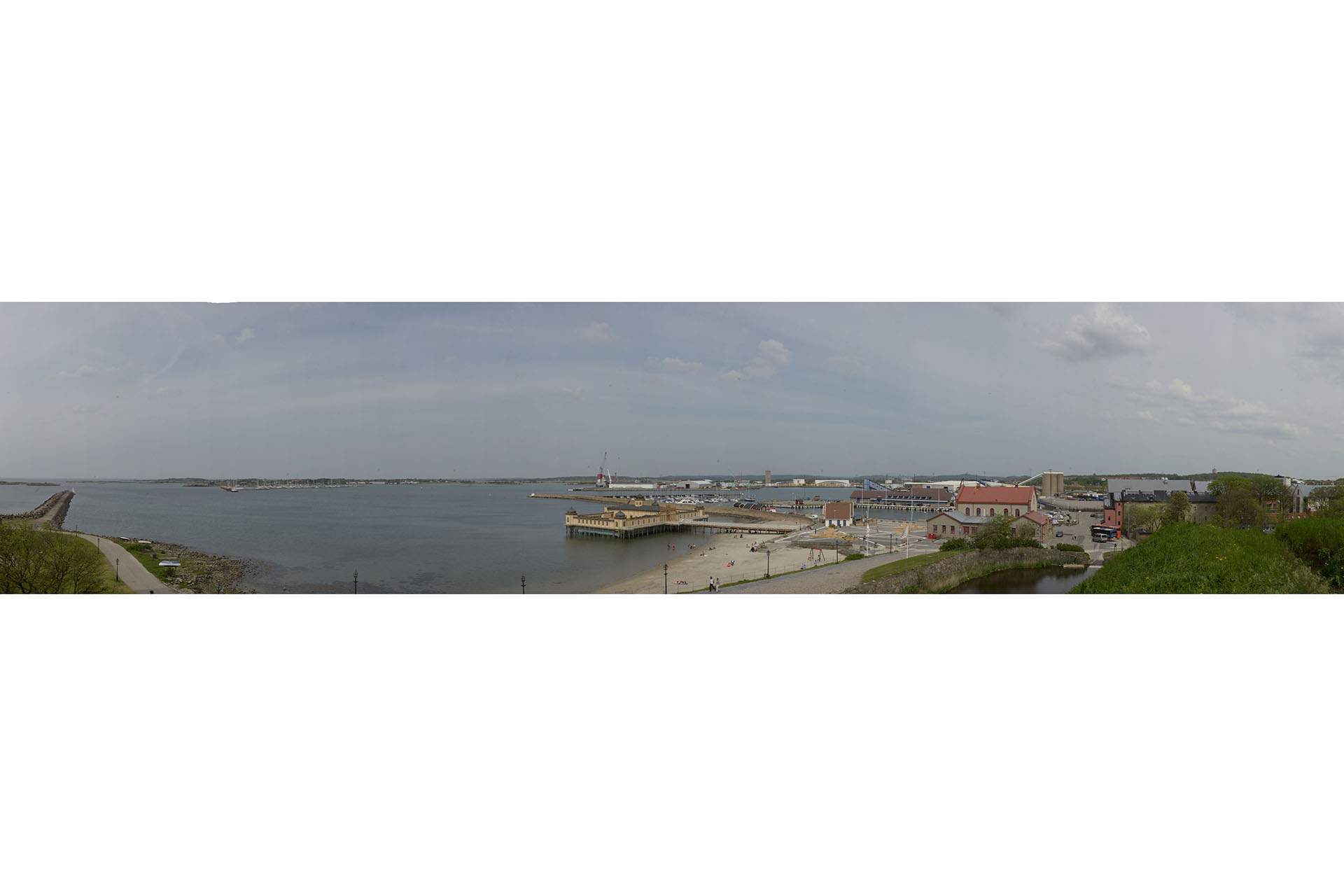 En vy över kallbadhuset, barnens badstrand och hamnen