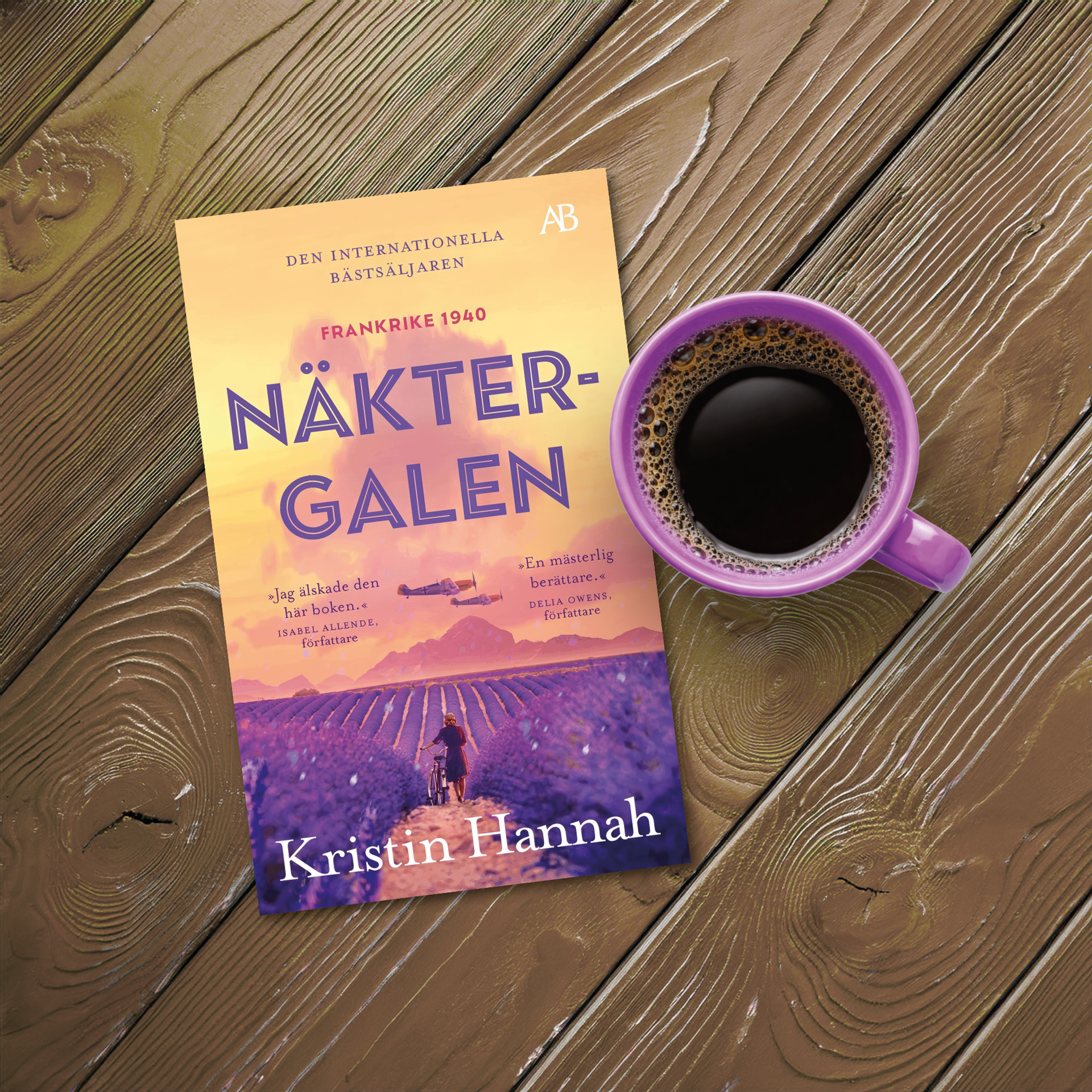 Boken Näktergalen ligger på en bordsskiva tillsammans med en kopp kaffe