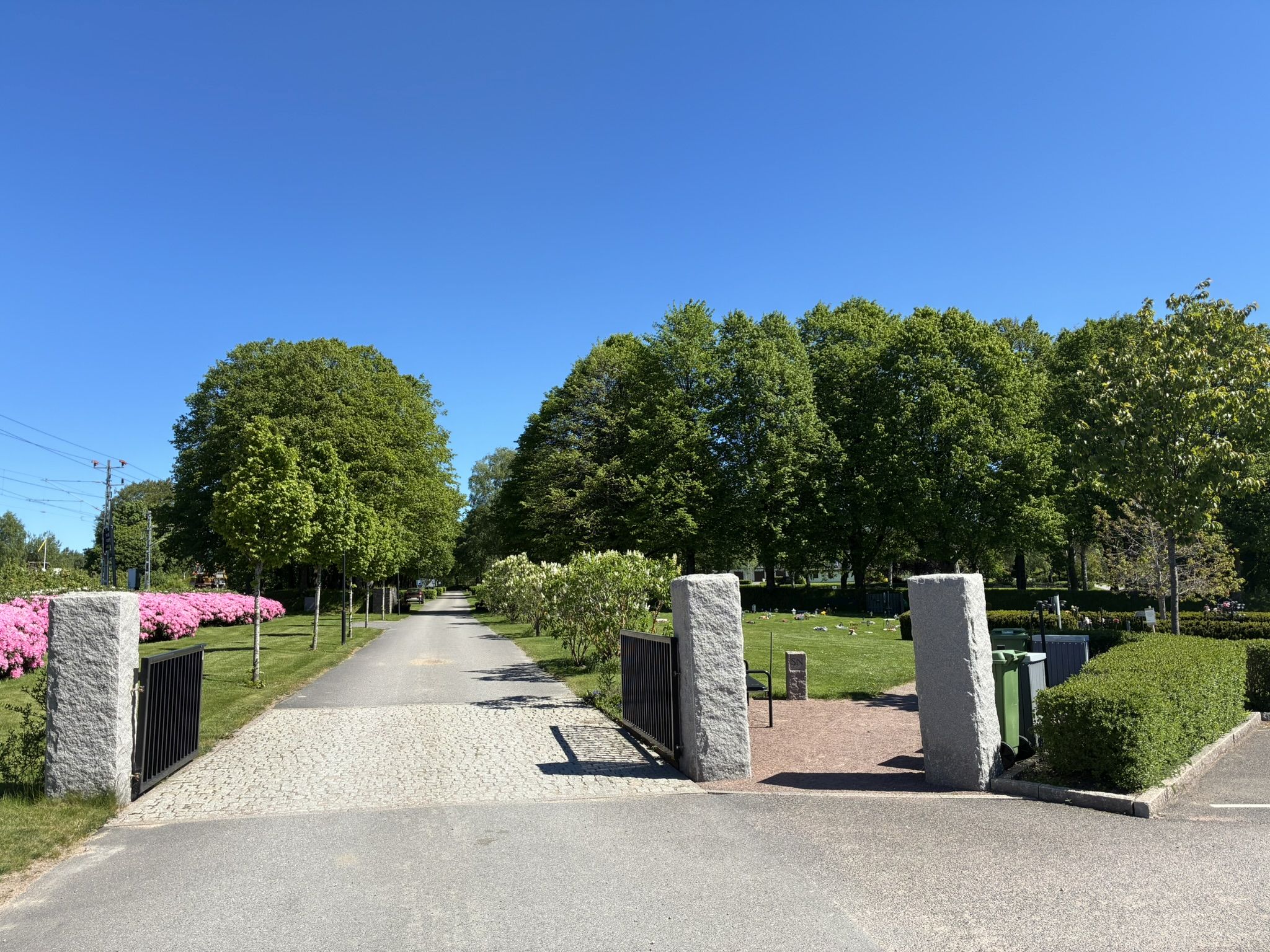 Östra kyrkogården entré med blommande rhododendron och syrener