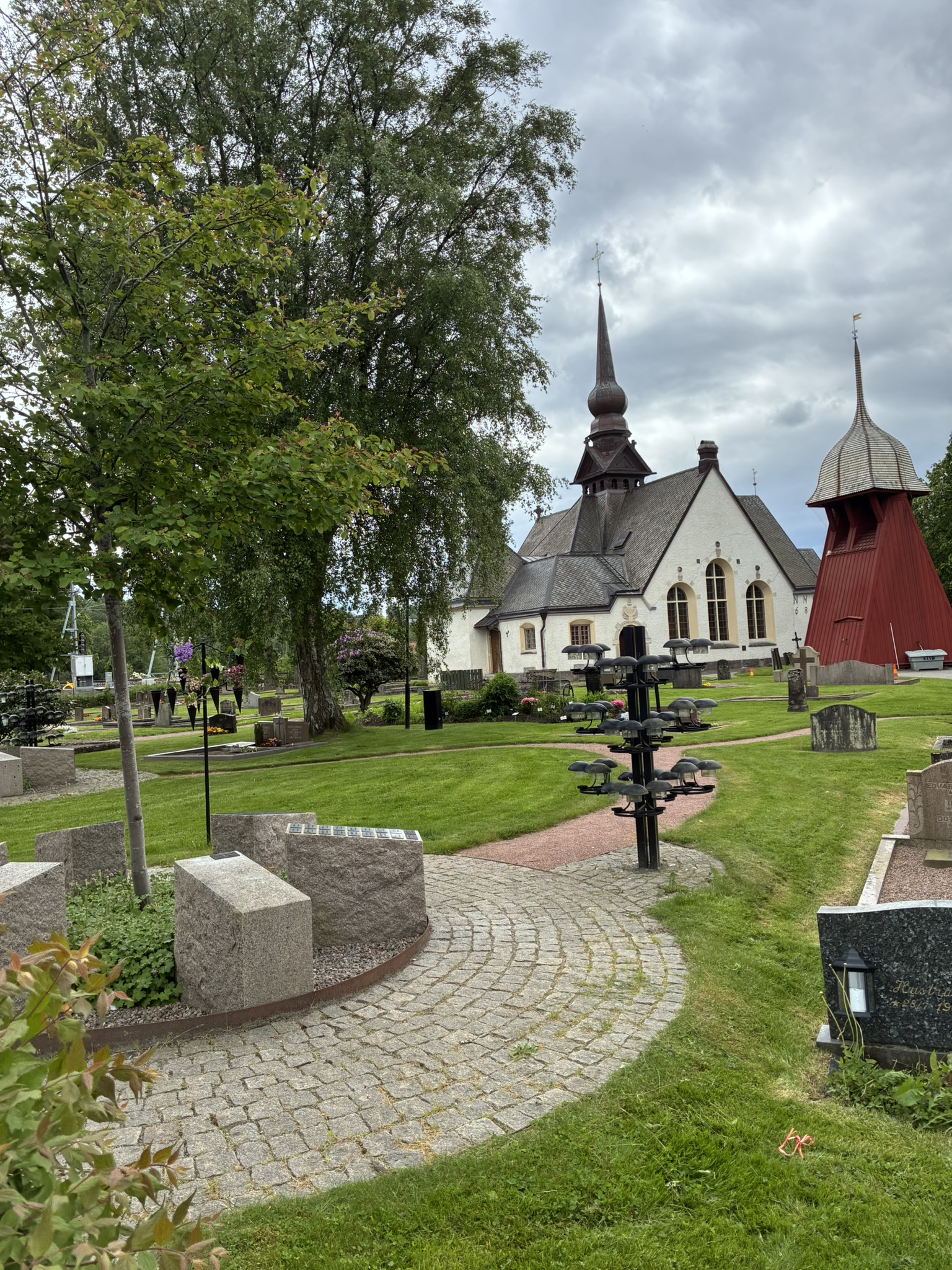 Askgravlunden, Lerums kyrka och klockstapel, Gamla kyrkogården