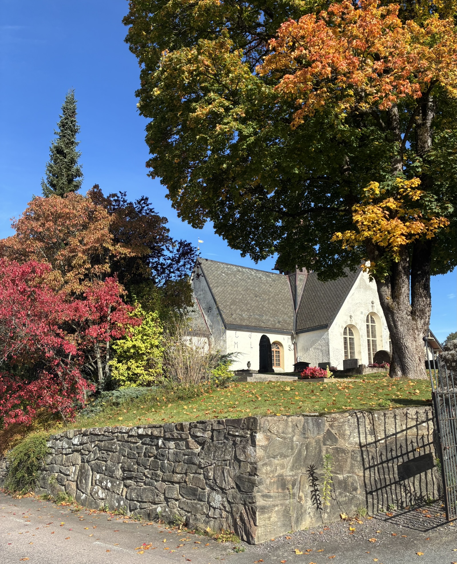 Lerums kyrka i höstskrud