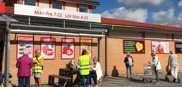 Lerums kommun, Svenska kyrkan och lokala handlare samarbetar för att ge dig som är 70+ eller tillhör riskgrupp möjlighet till handlingshjälp. På tisdagar kl 9-11 samt
18-19 vid ICA Nära Hallsås i Lerum finns volontärer på plats för att hjälpa dig. Nu finns även möjlighet till handlingshjälp inne på Tempo i Solkatten, på torsdagar kl 18-19.