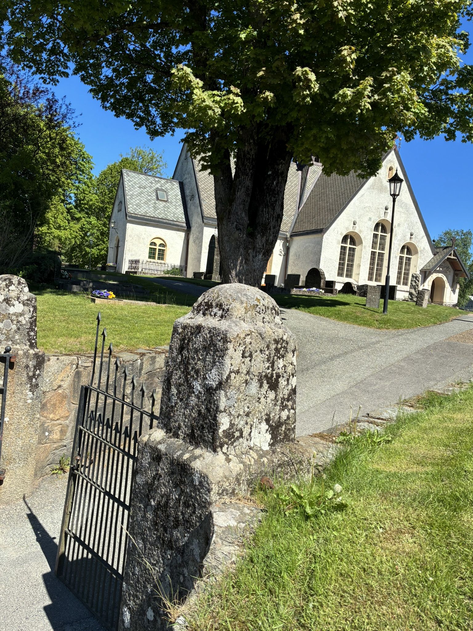 Lerums kyrka entré med järngrind