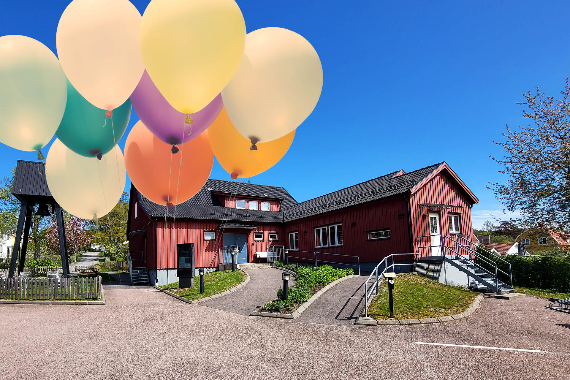 Montage med Aspenäs kyrka och ballonger i förgrunden
