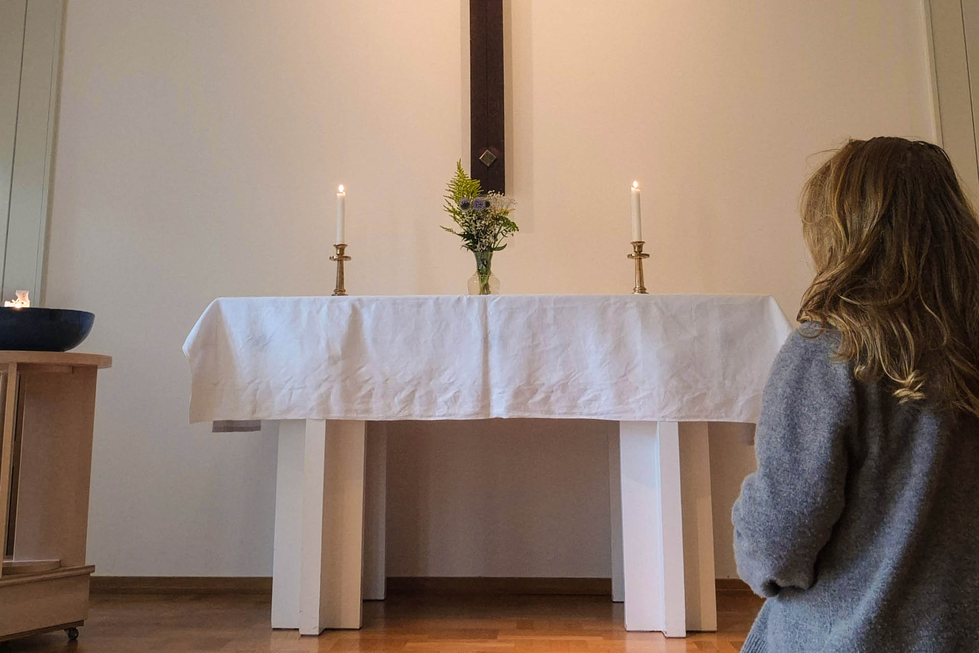 En kvinna framför ett altare