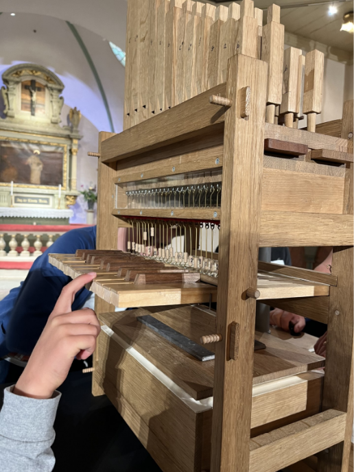 Närbildsfoto av en träorgel i Lerums kyrka