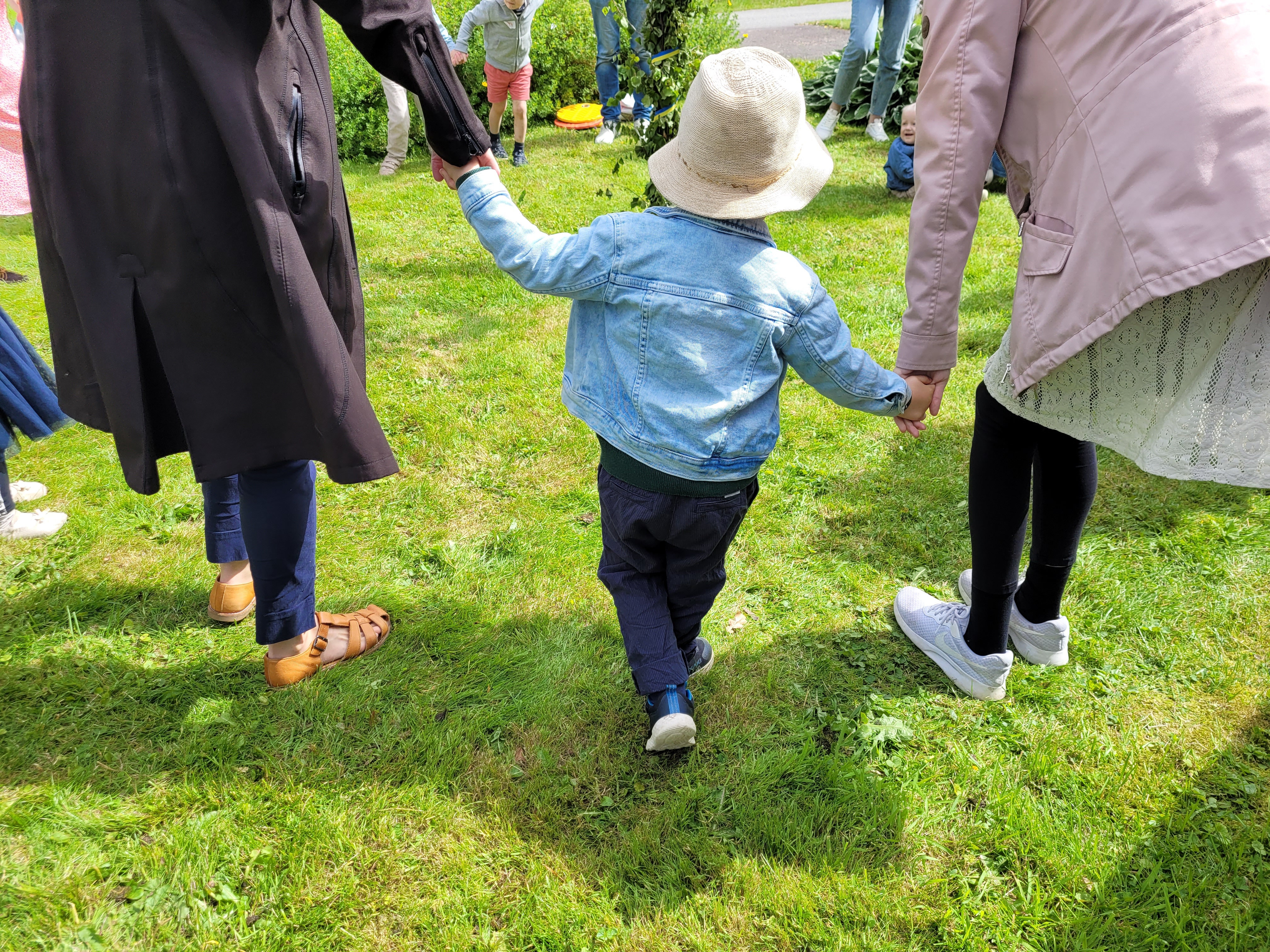 Dans kring midsommarstång