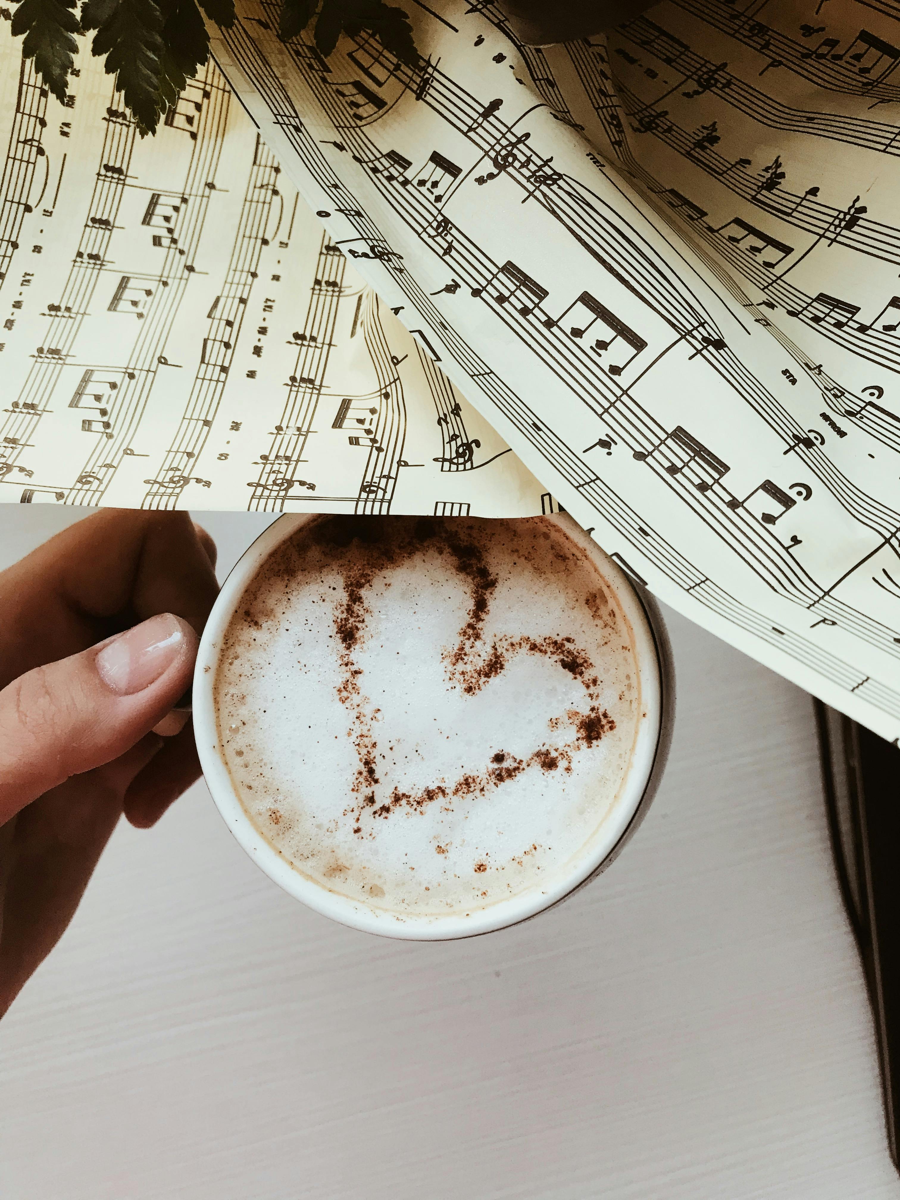 Notblad och kaffekopp med hjärta