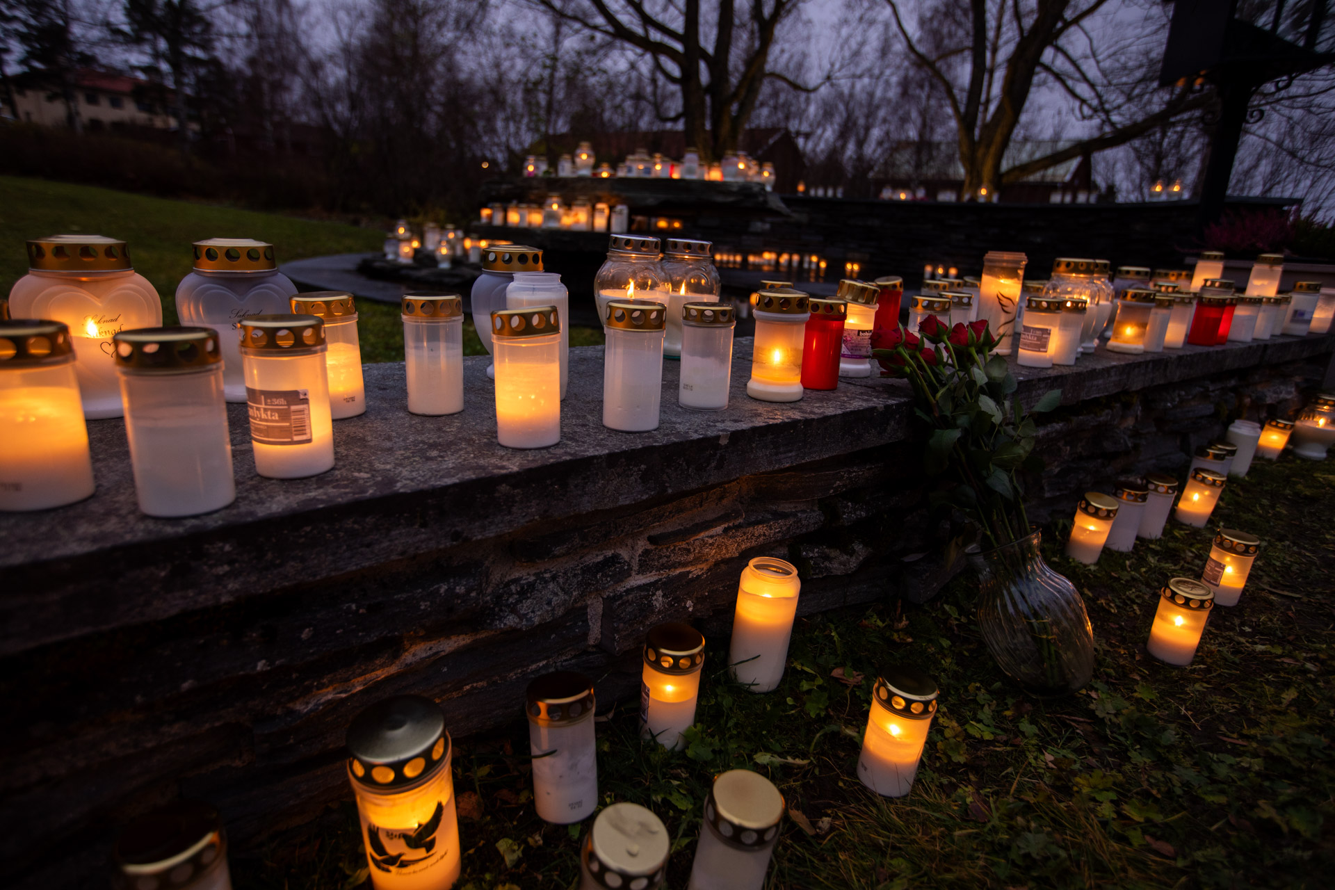 Allhelgonaljusen brinner vid minneslunden