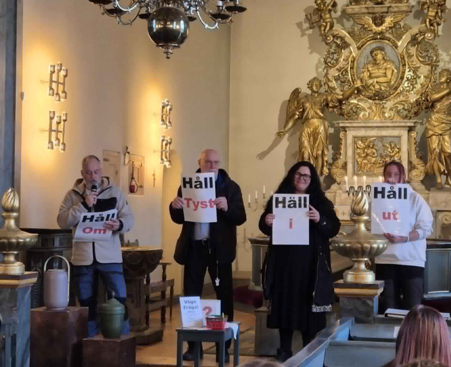  På bilden: Patrik, Svante, Jennie och Marit delar ut manualen ”De fyra H:na – hjälp vid sorg”.