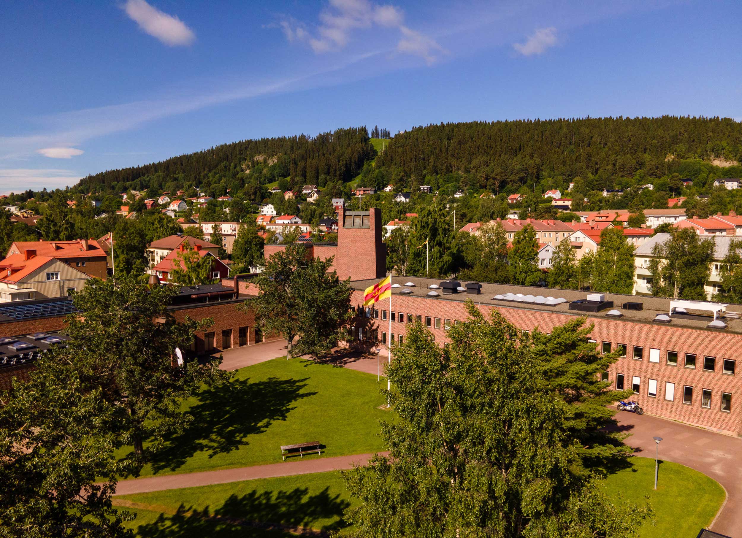 Flygbild över Hornsberg med kyrkan i mitten