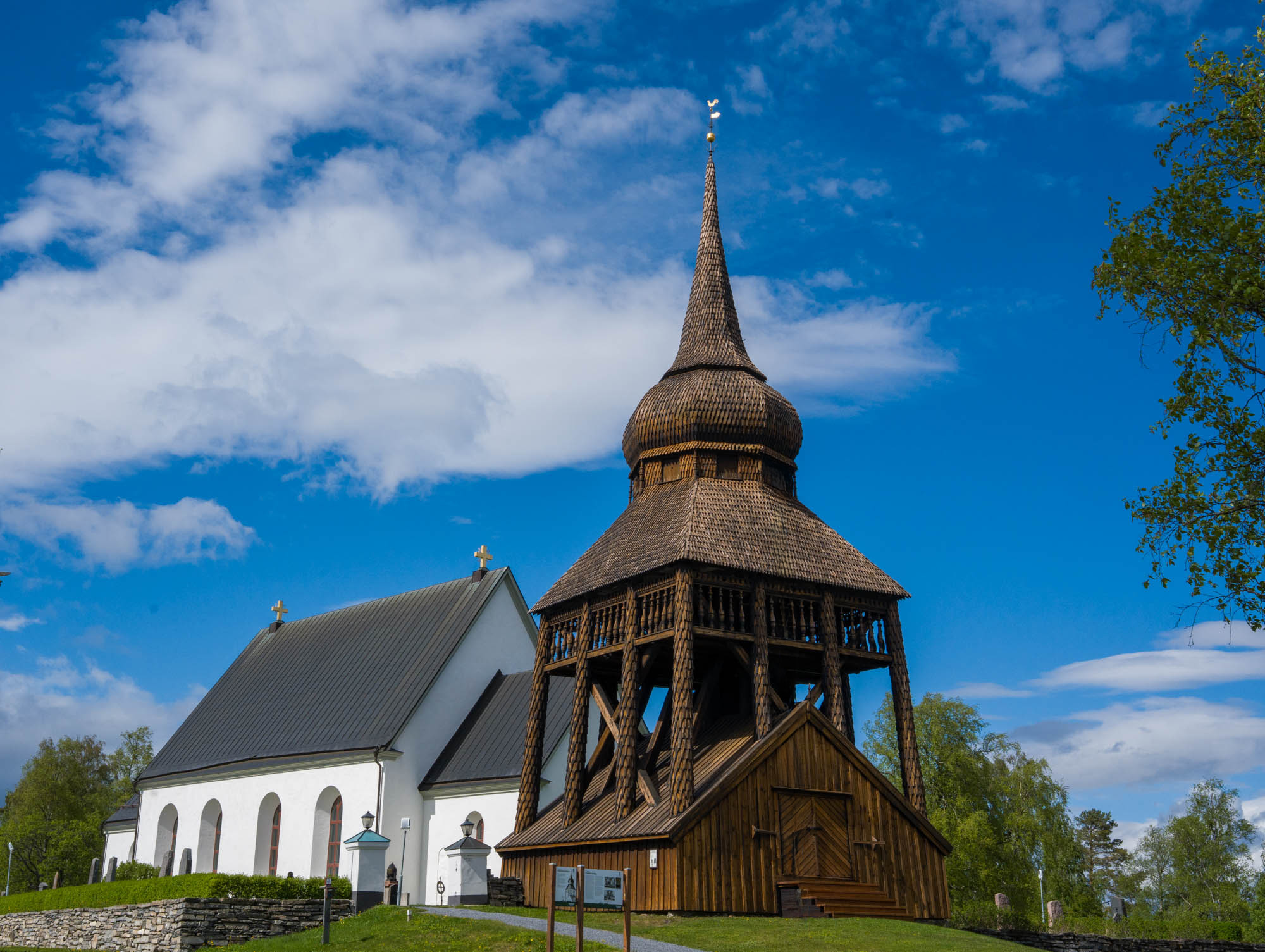 Frösö kyrka med tillhörande fristående klockstapel
