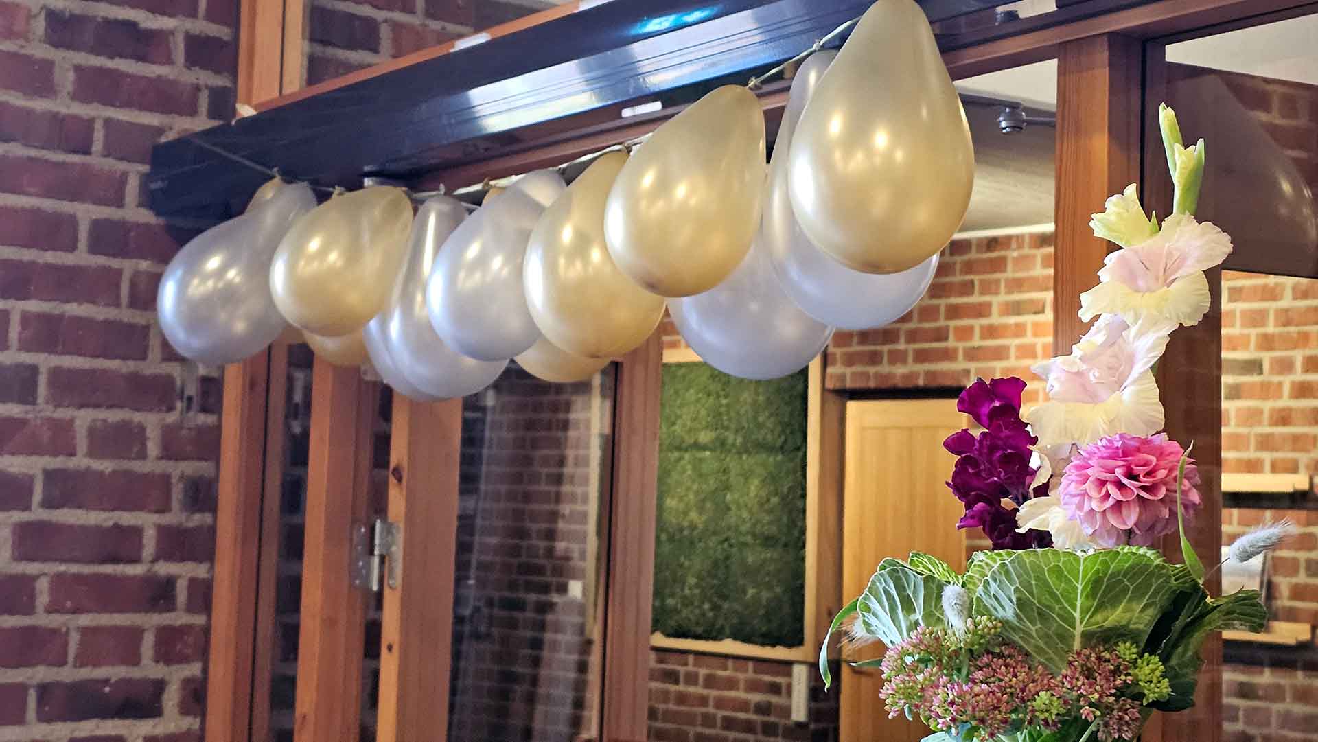 Ballonger som hänger ner från taket