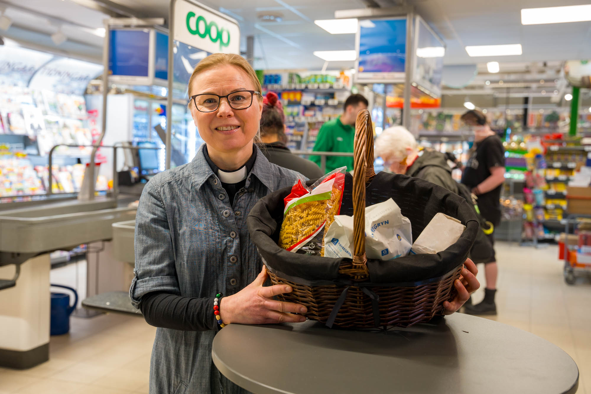Person som håller i en korg med matvaror