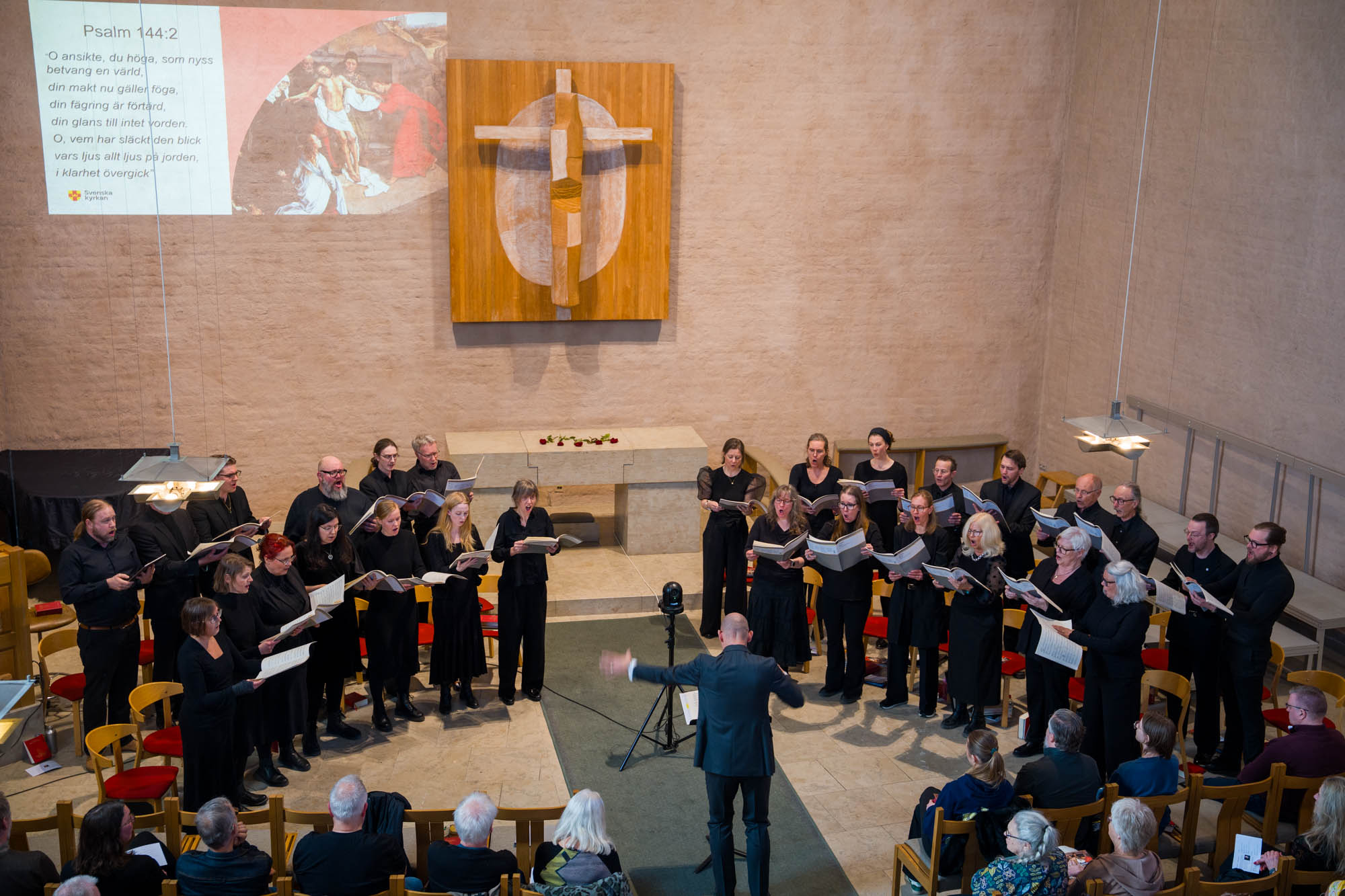 En sjungande kör i Hornsbergskyrkan