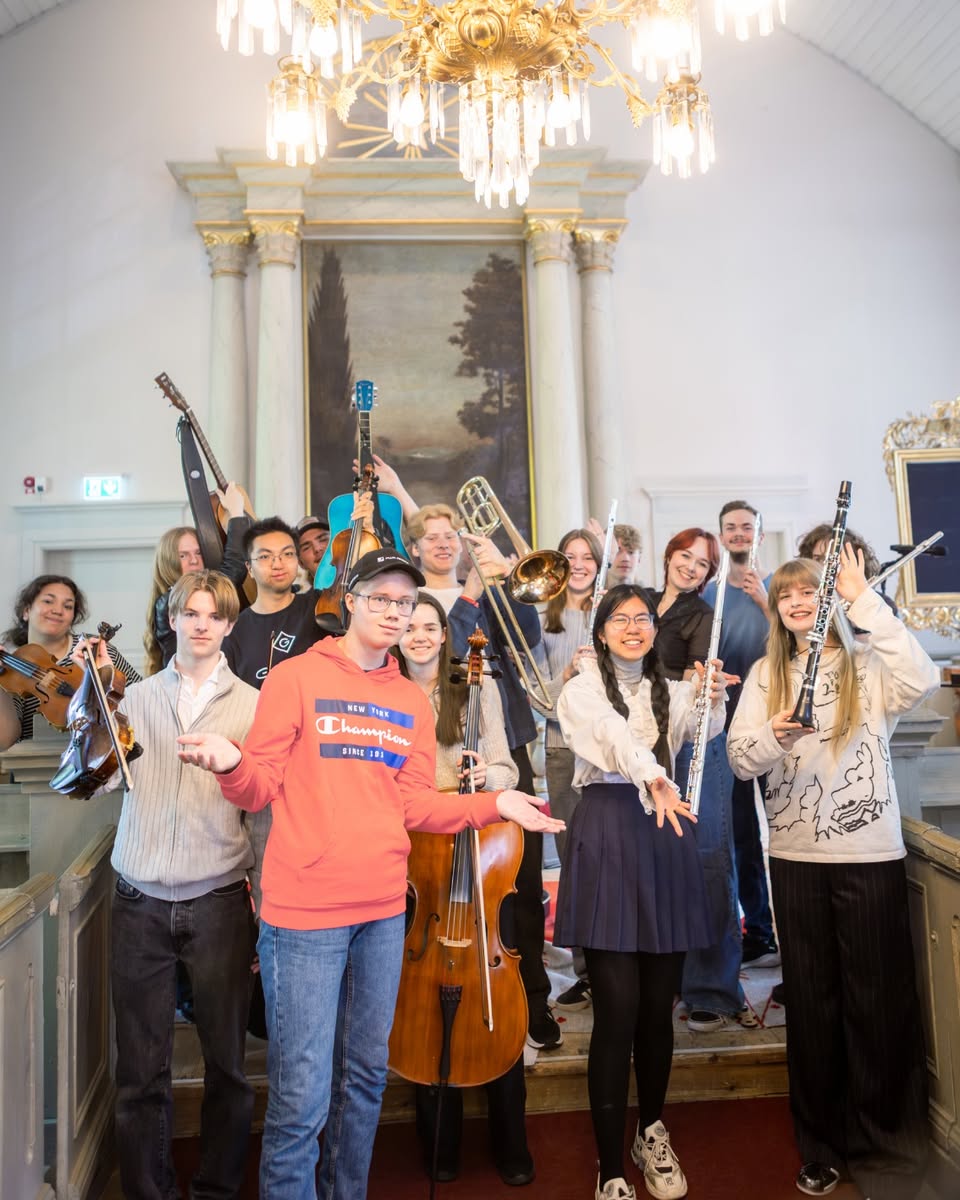 En skara musikanter som håller i sina instrument