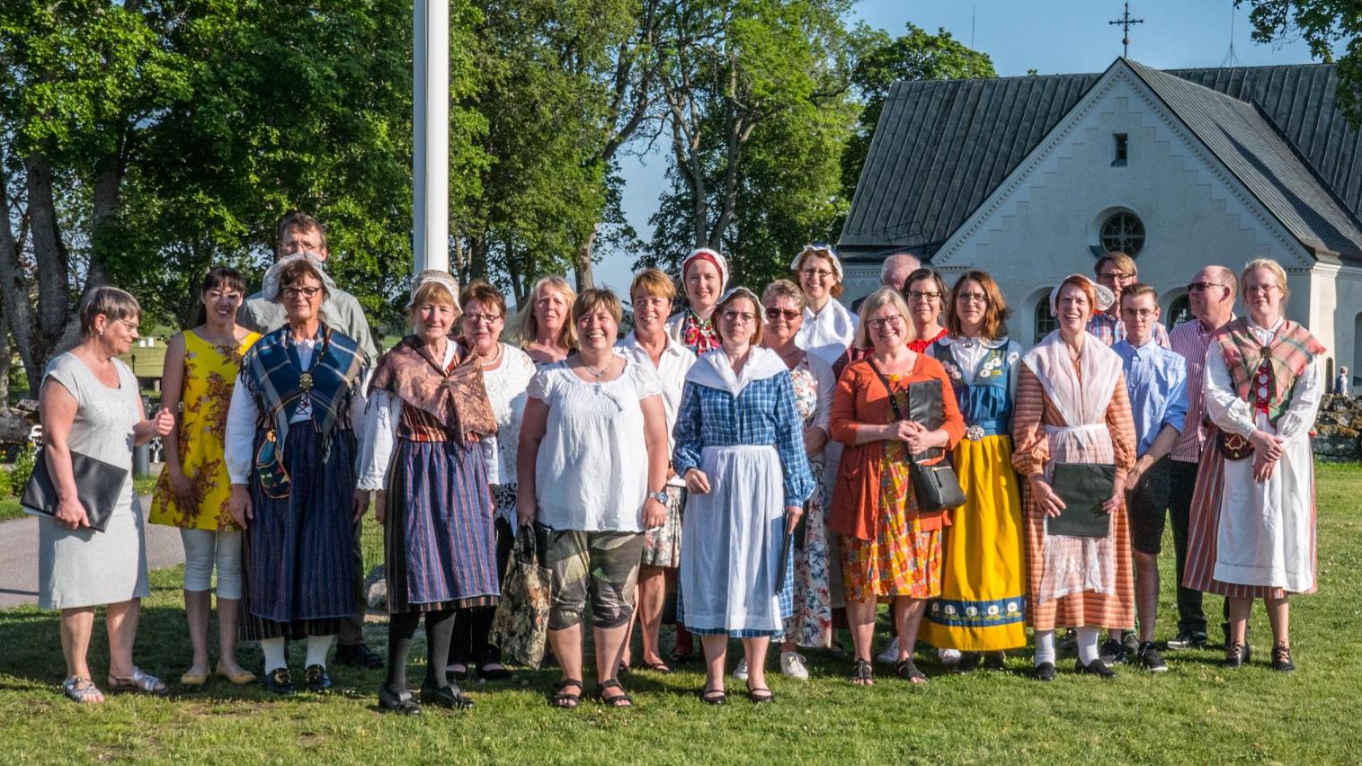 Vittinge kyrkokör framför Vittinge kyrka på nationaldagen 2019.