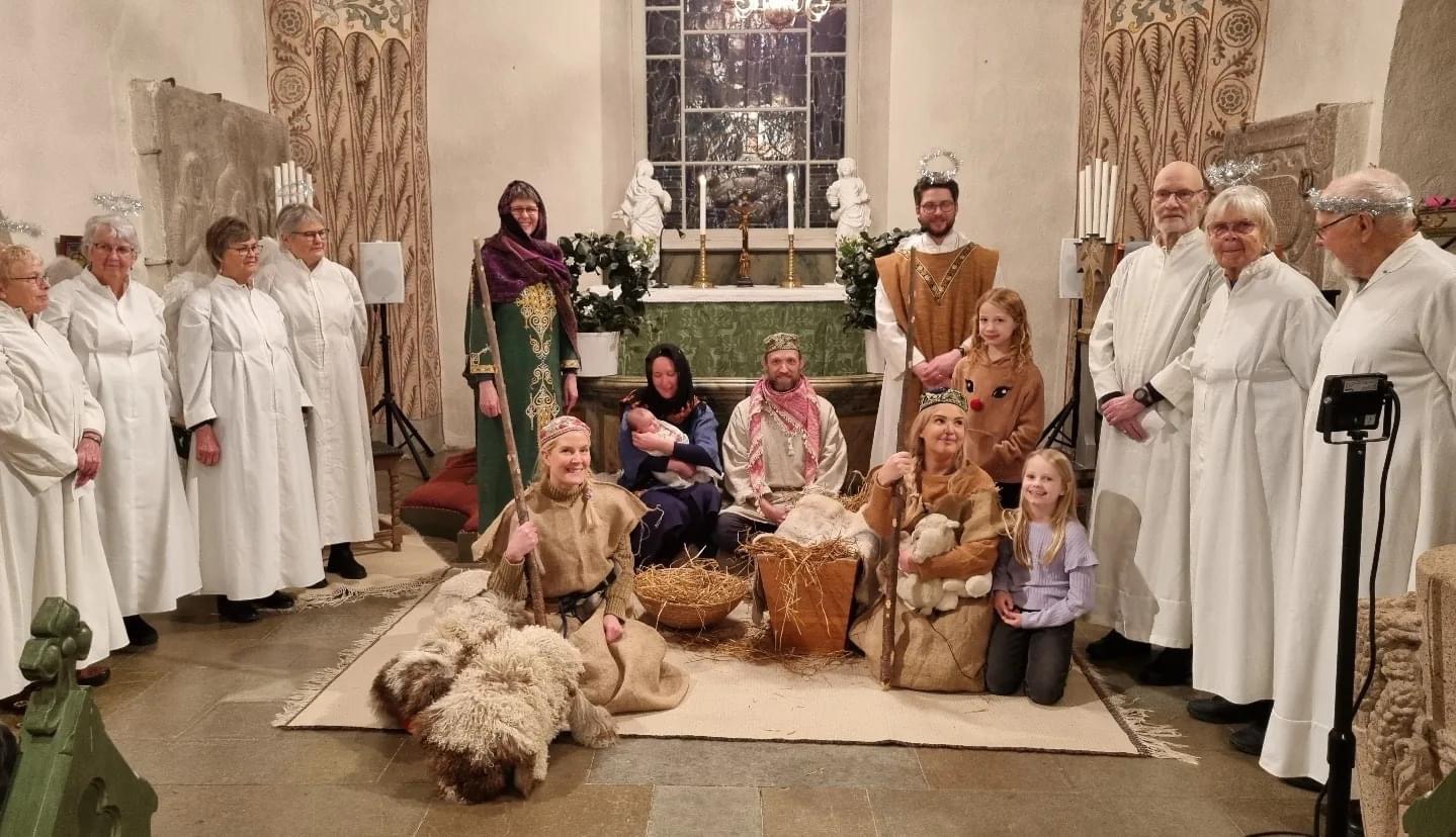 Josef och Maria med Jesusbarn, herdar, värdshusvärd och änglar står uppställda i koret i Vittinge kyrka.