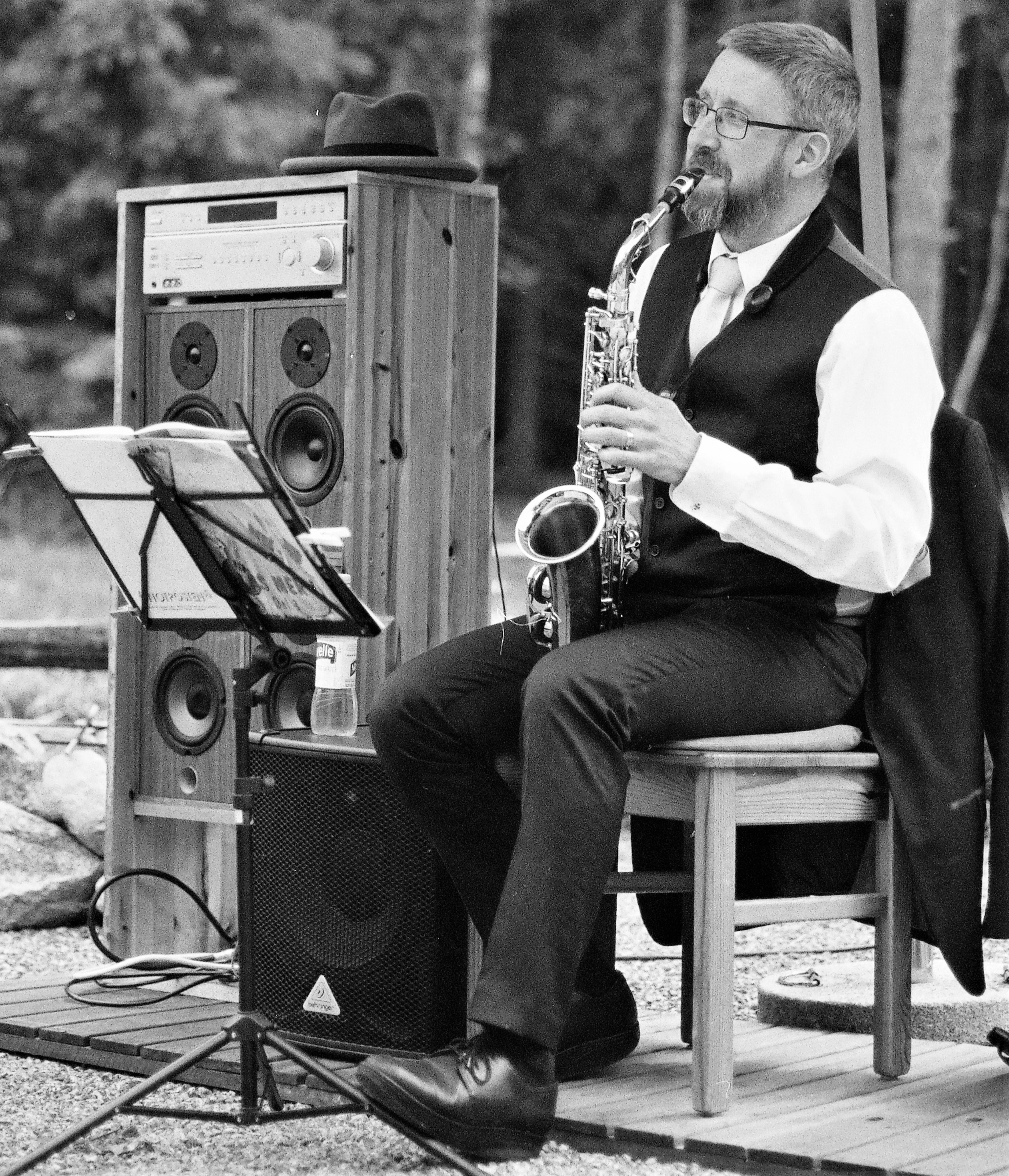 Svartvit bild av en man med saxofon.
