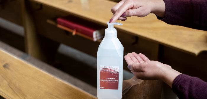 På grund av pågående pandemi kommer församlingens gudstjänster, som firas i Vänge kyrka, att ha ett begränsat antal gudstjänstdeltagare.