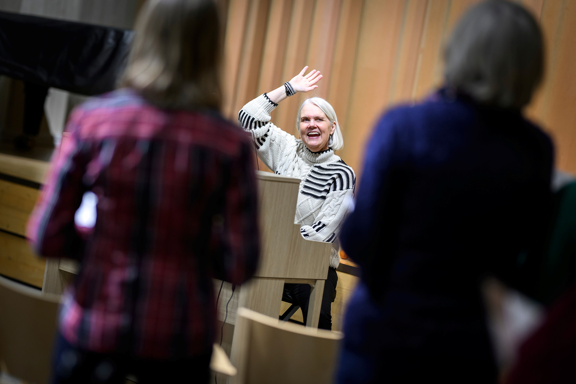 Körledare leder körsångare vid piano