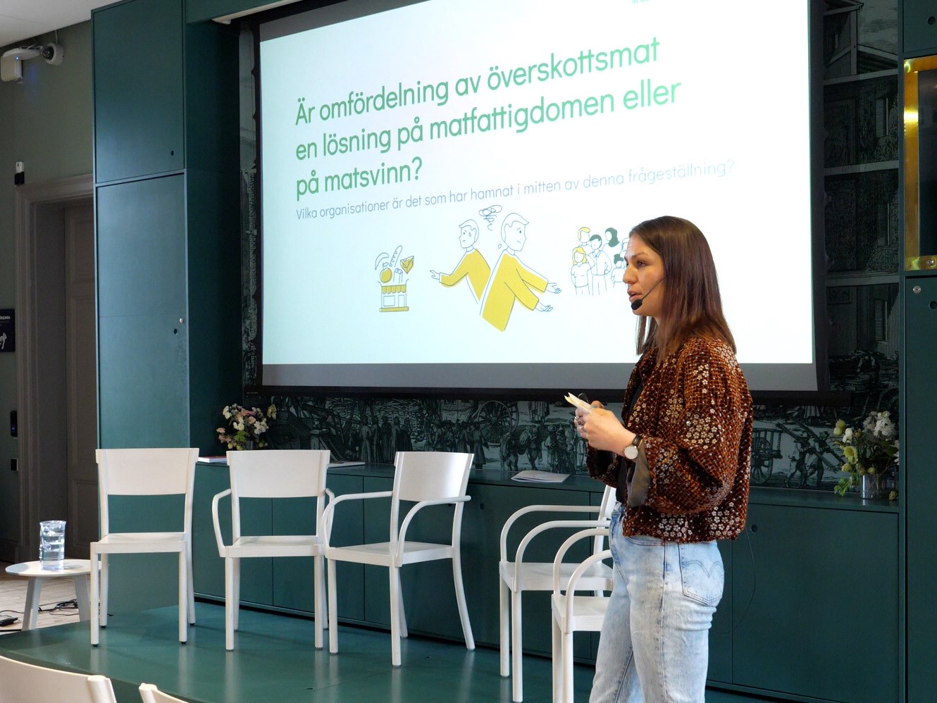 Ung kvinna står och föreläser.