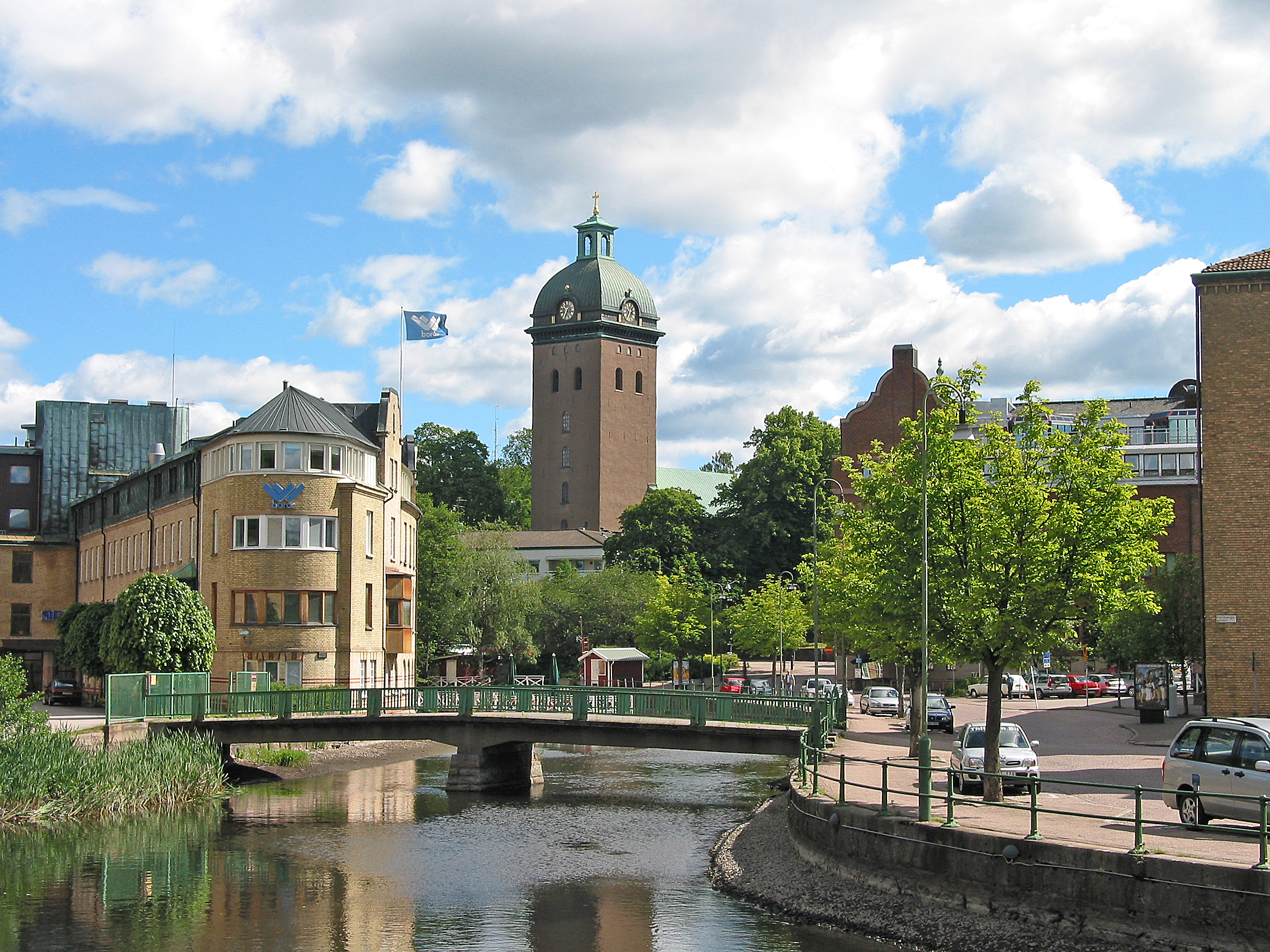 Carolikyrkan med Viskan i förgrunden