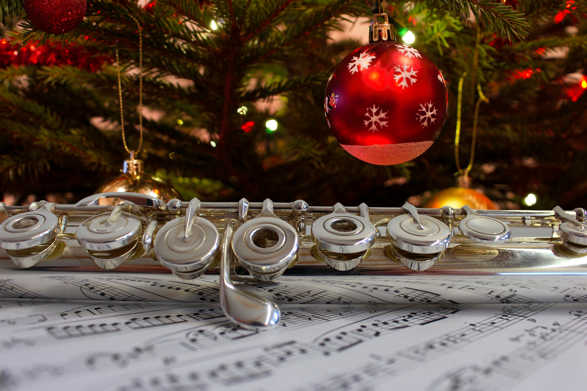 Montage med flöjt, noter och julgran.