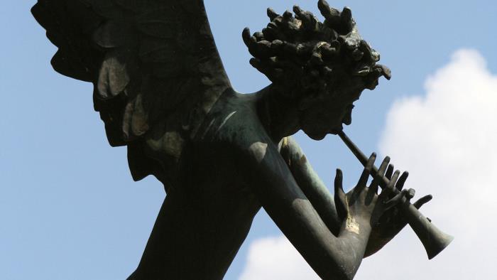 Skulptur av ängel som spelar trumpet.