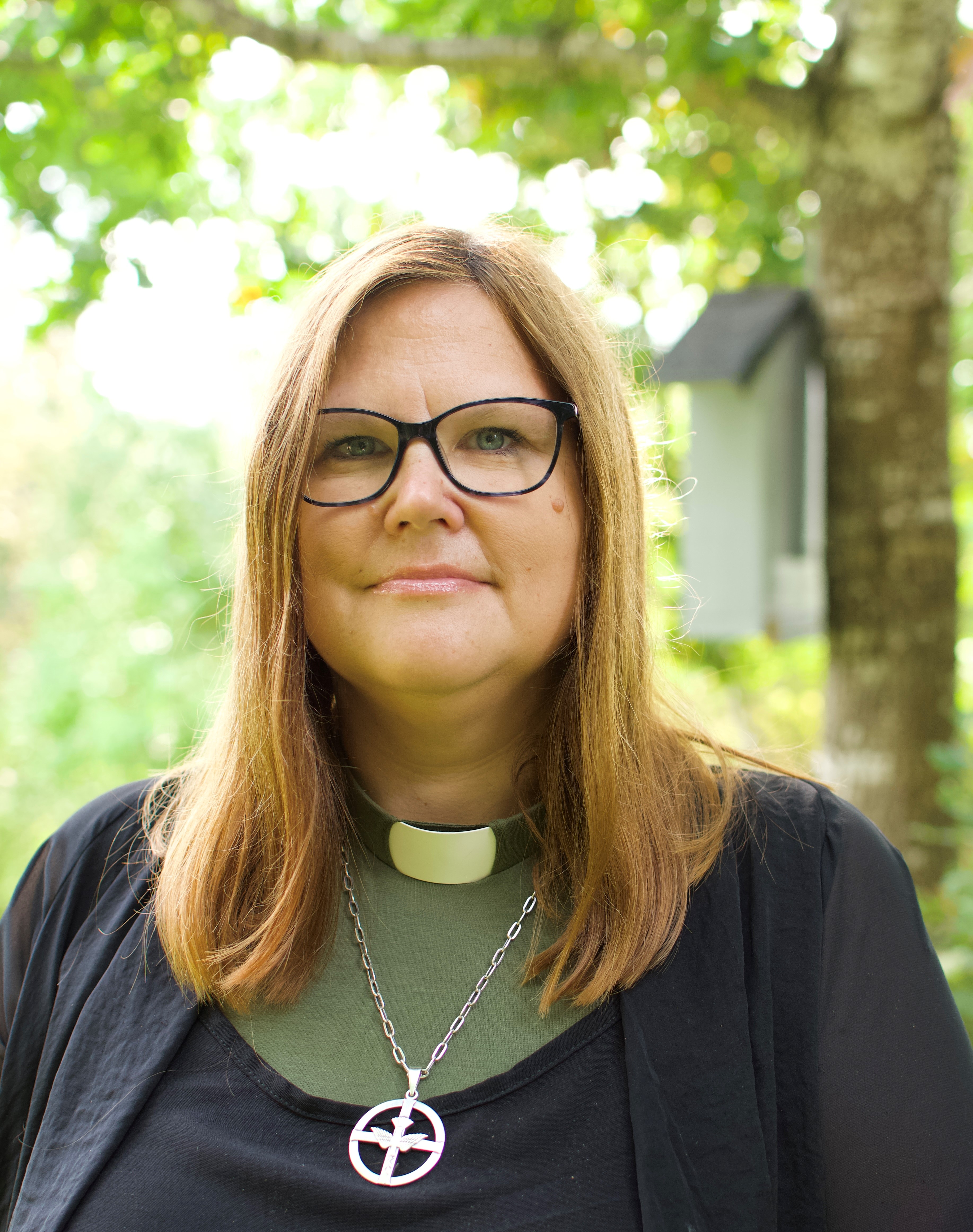 Porträttbild på kvinna med prästkrage.