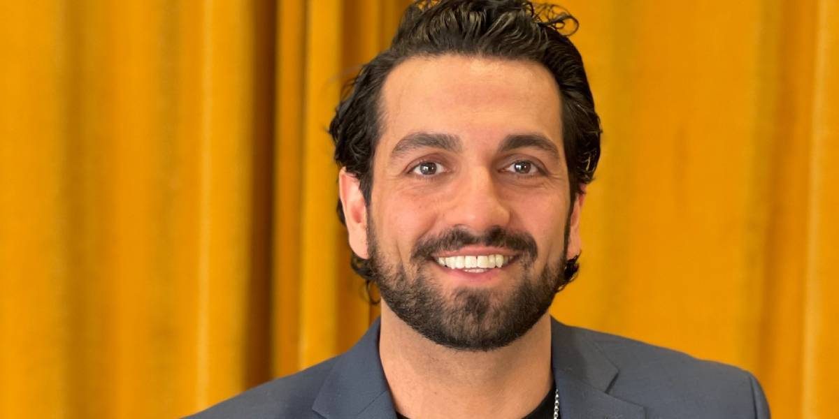 Porträttbild på glad man med skägg.