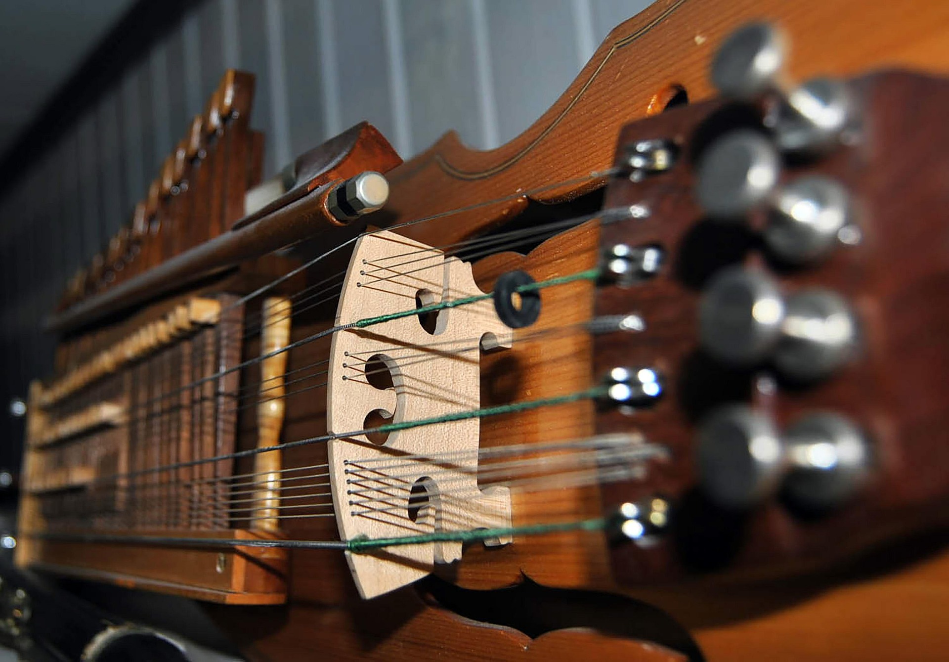 Nyckelharpa i närbild.