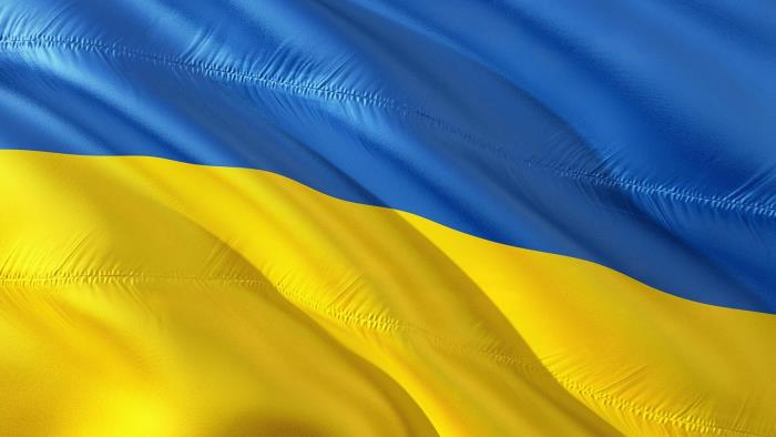 Ukrainas flagga vajar i vinden.