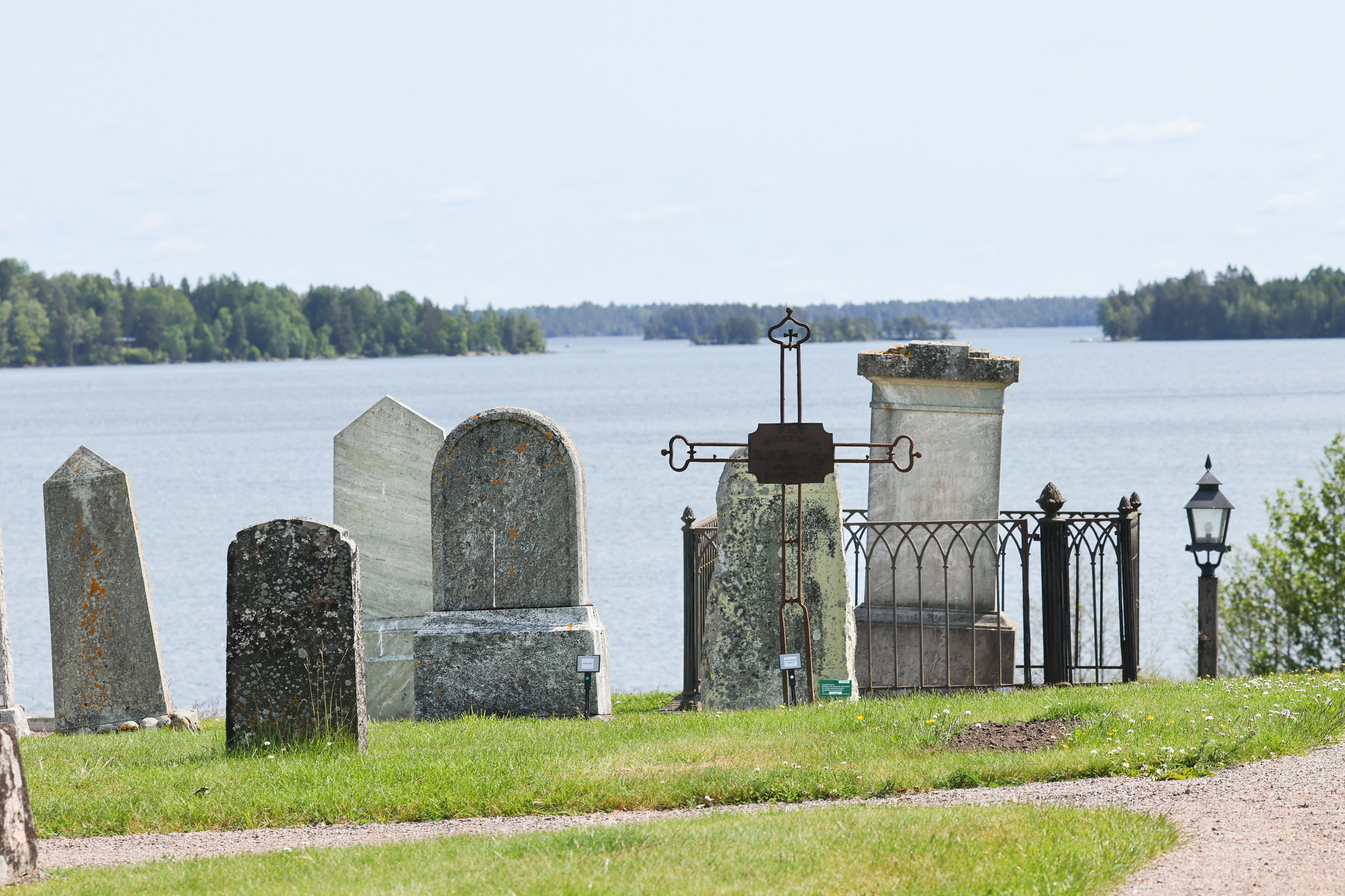 Skedevi kyrkogård