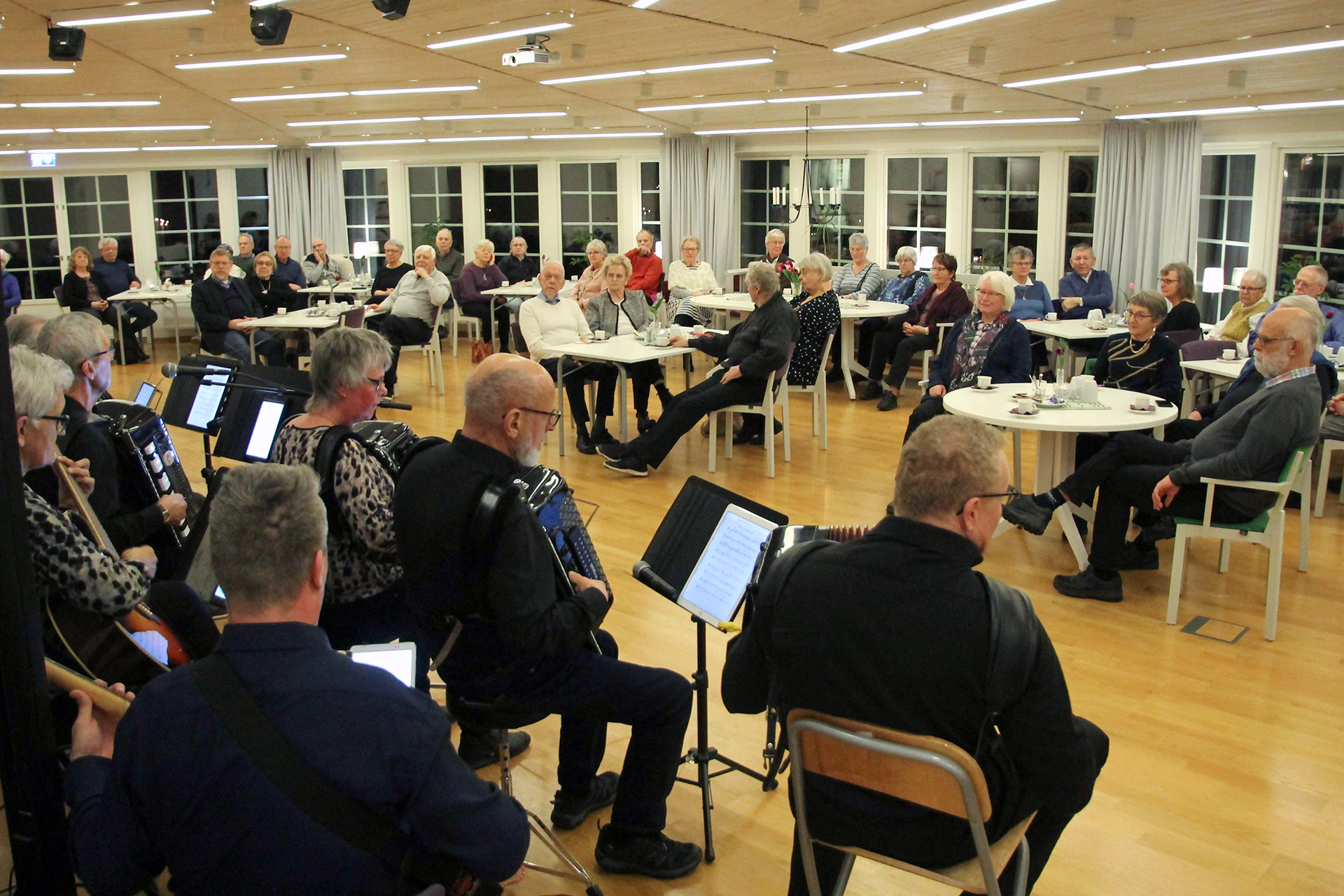 Dragspelsmusik i Hällestads församlingshem