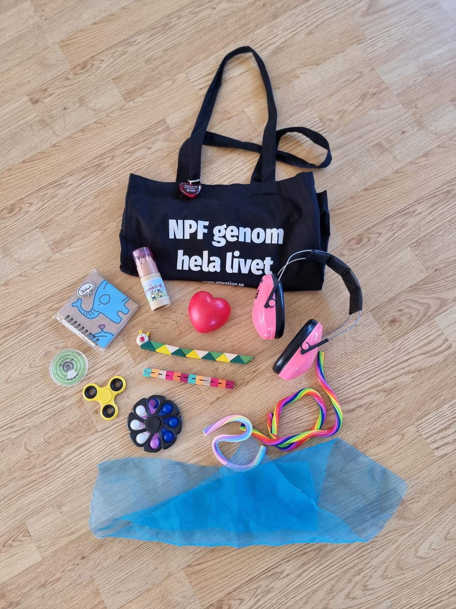 En NPF-påse och dess innehåll, bland annat hörselkåpor, stresshjärta och tjocka repstumpar.