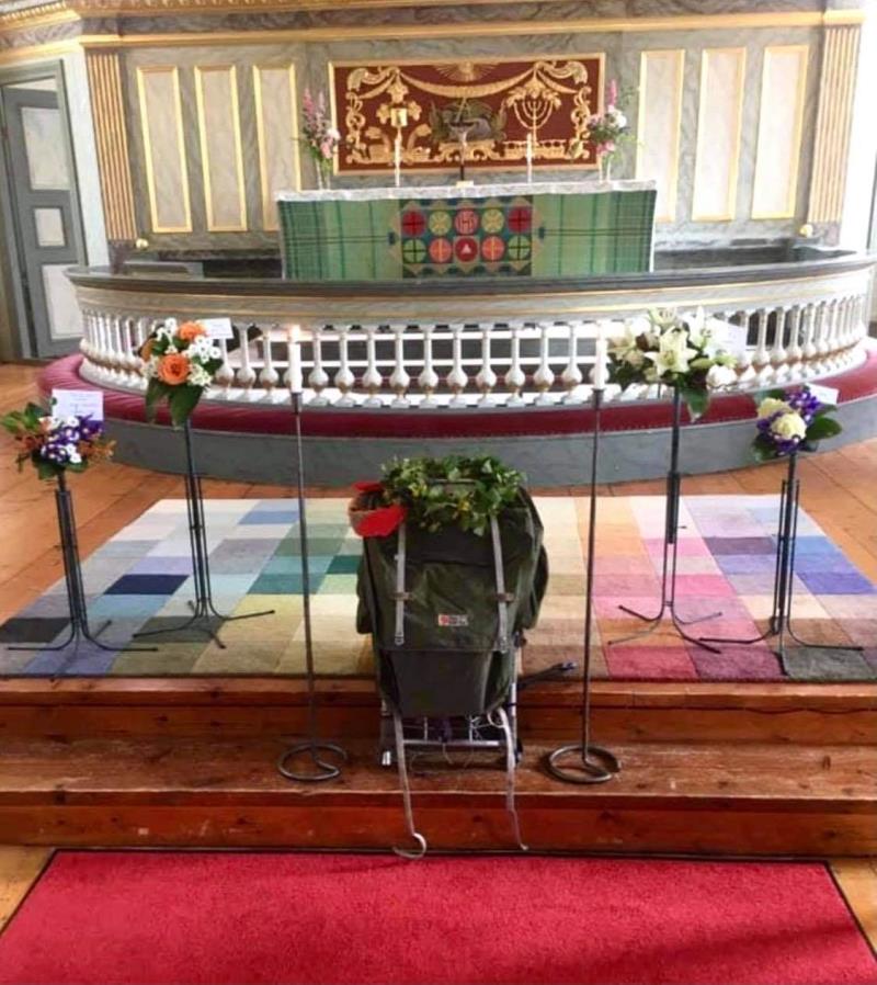 En ryggsäck används som urna vid begravning