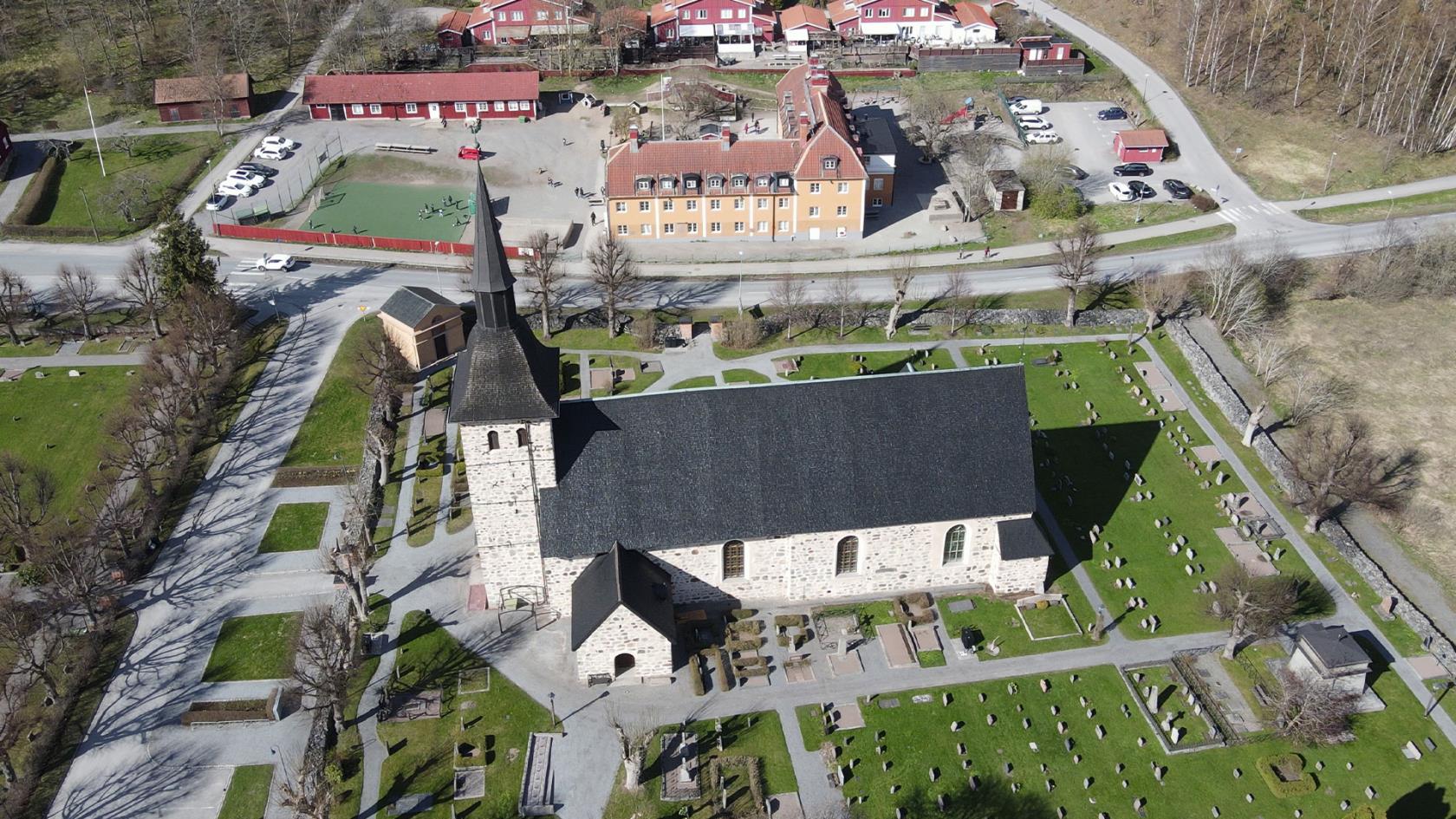 Flygbild som visar Botkyrka kyrka