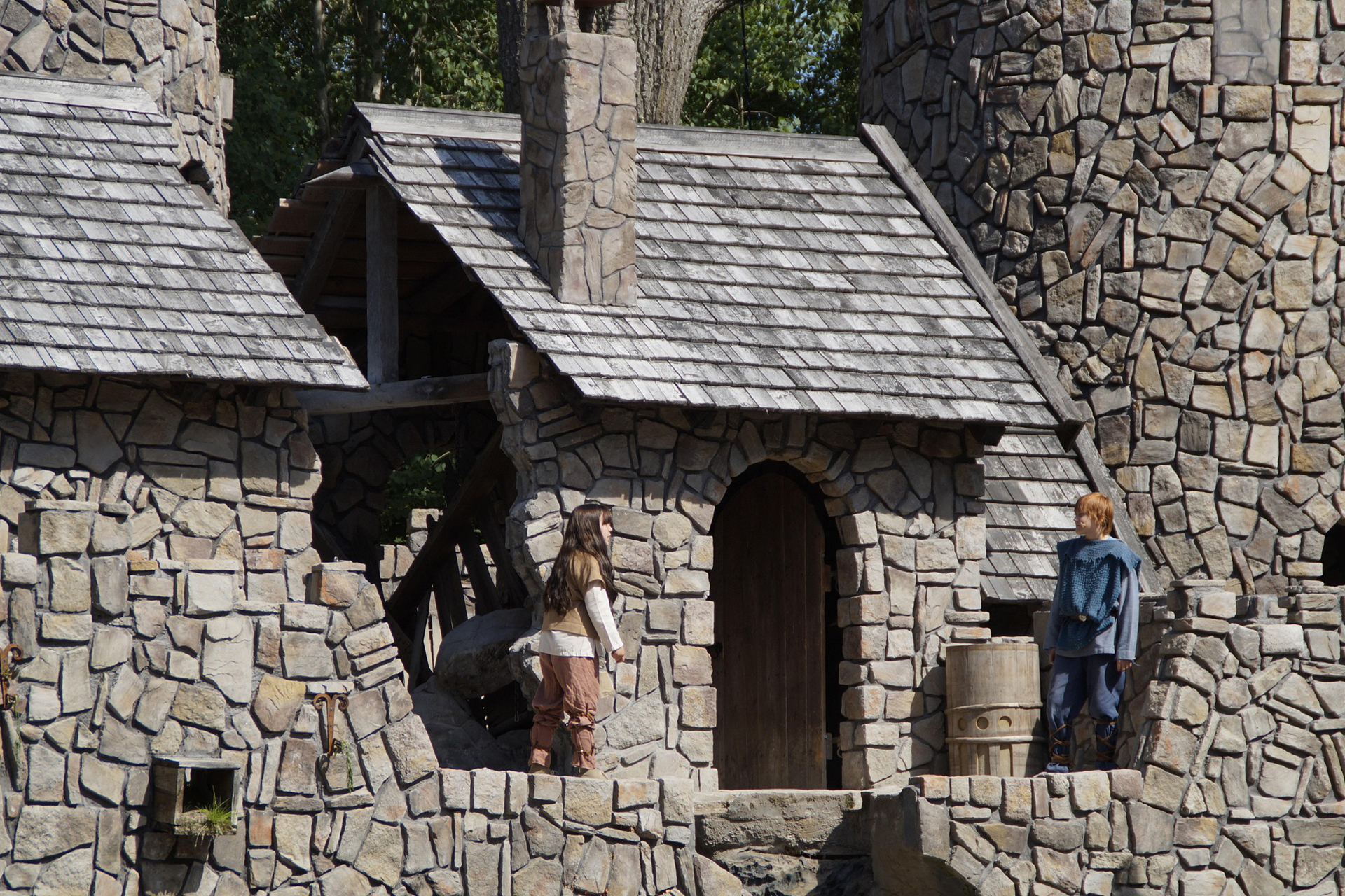 Ronja och Birk framför rövarborgen.