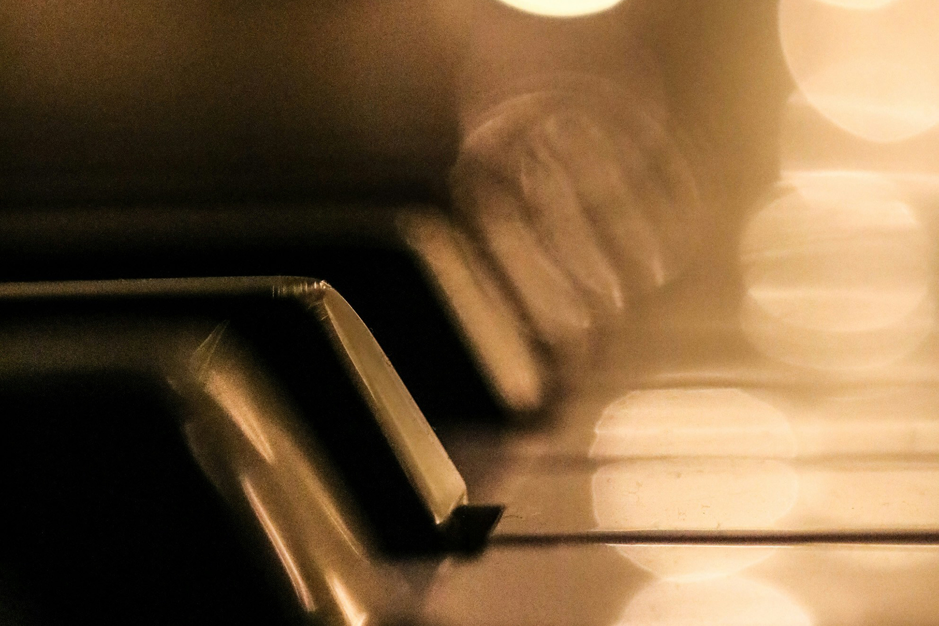 Pianotangenter i glänsande lite suddig närbild.