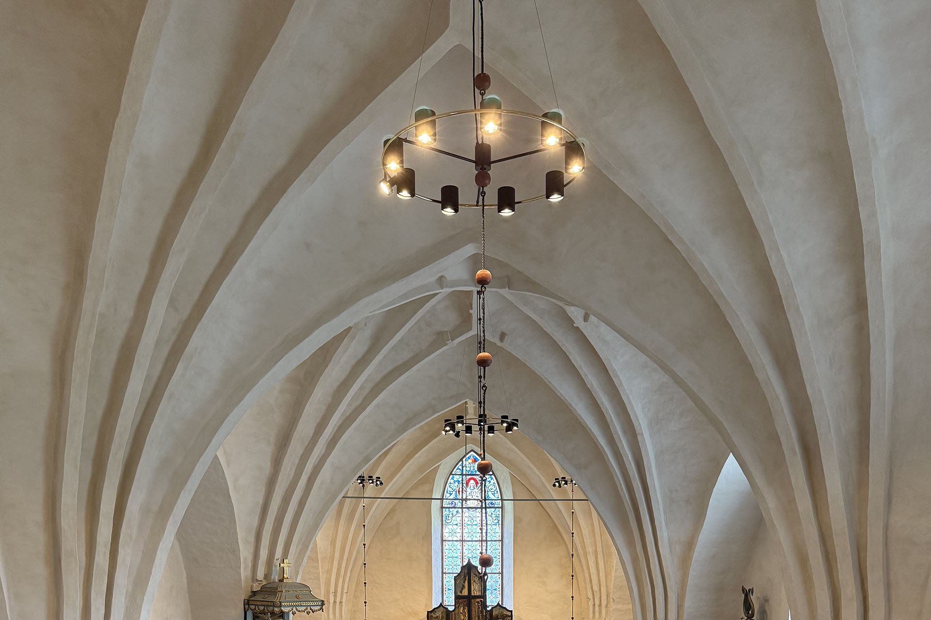 Bid tagen snett nerifrån upp mot  de vackra valven i Botkyrka kyrkas tak.