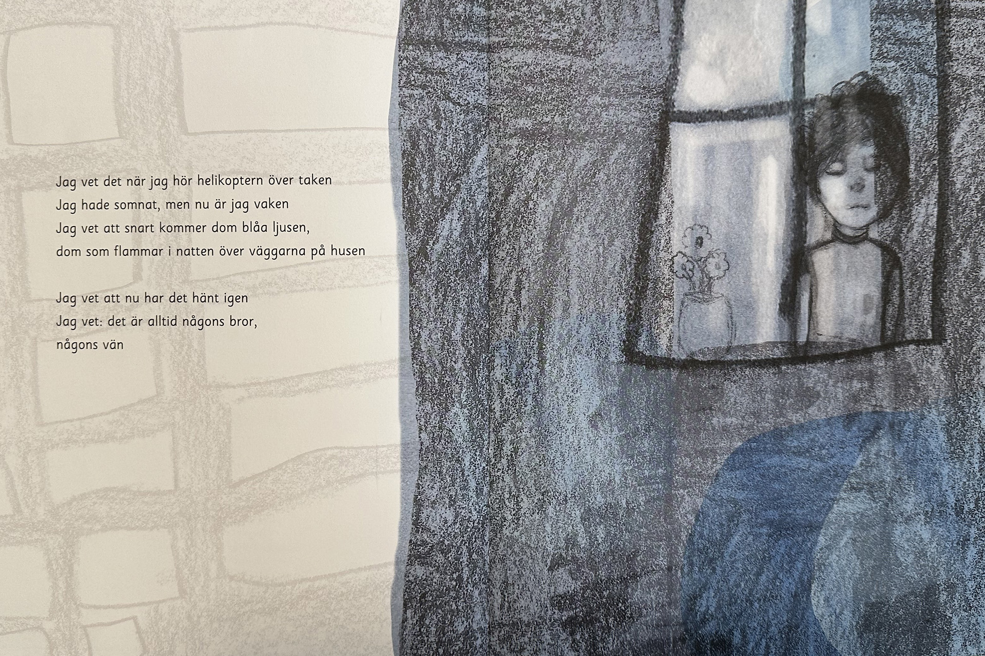 Bildsida ur boken Någons bror. En teckning av ett ledset barn i ett fönster. Mörka blå toner.