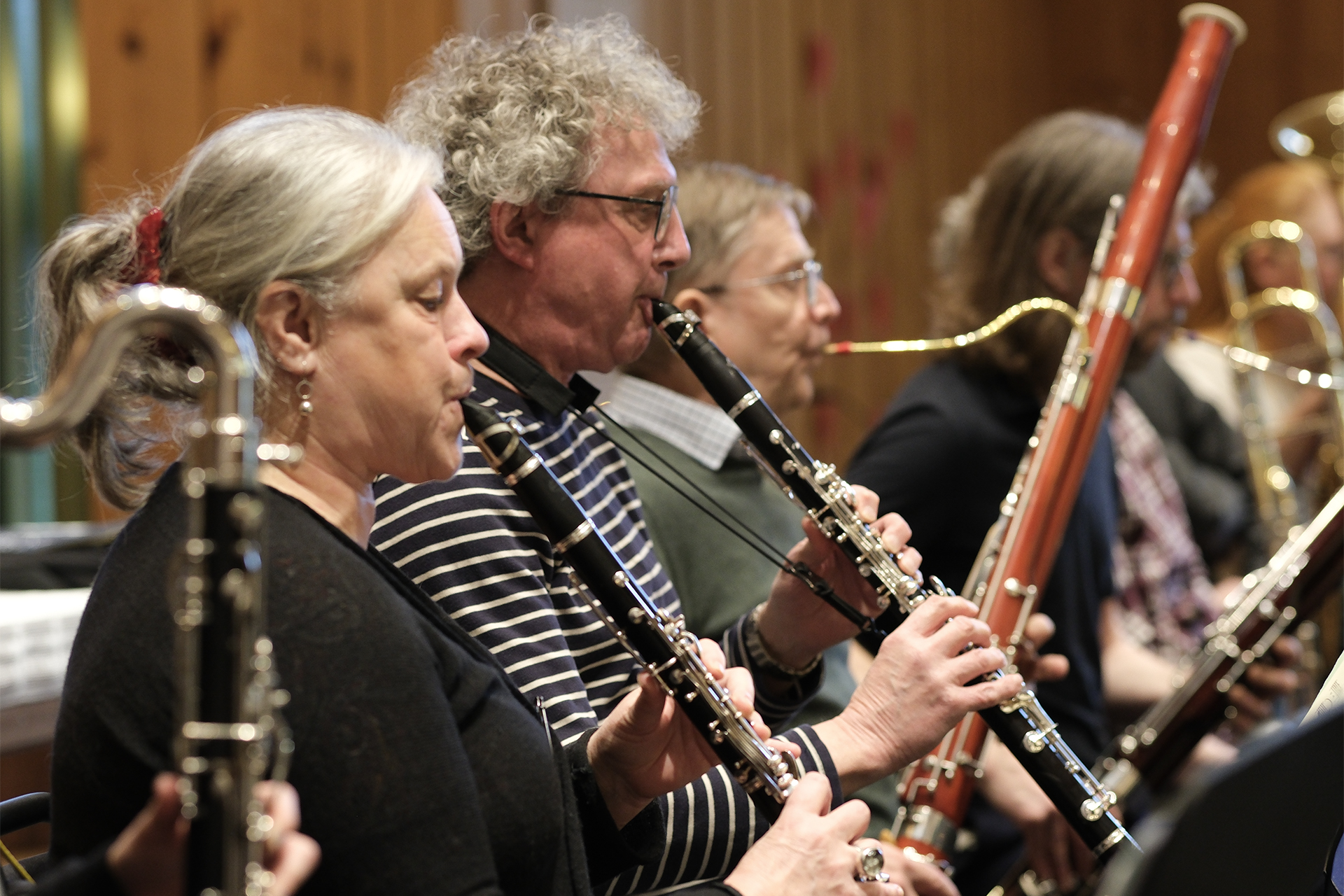 Botkyrka symfoniorkester repeterar, fyra musiker med blåsinstrument.
