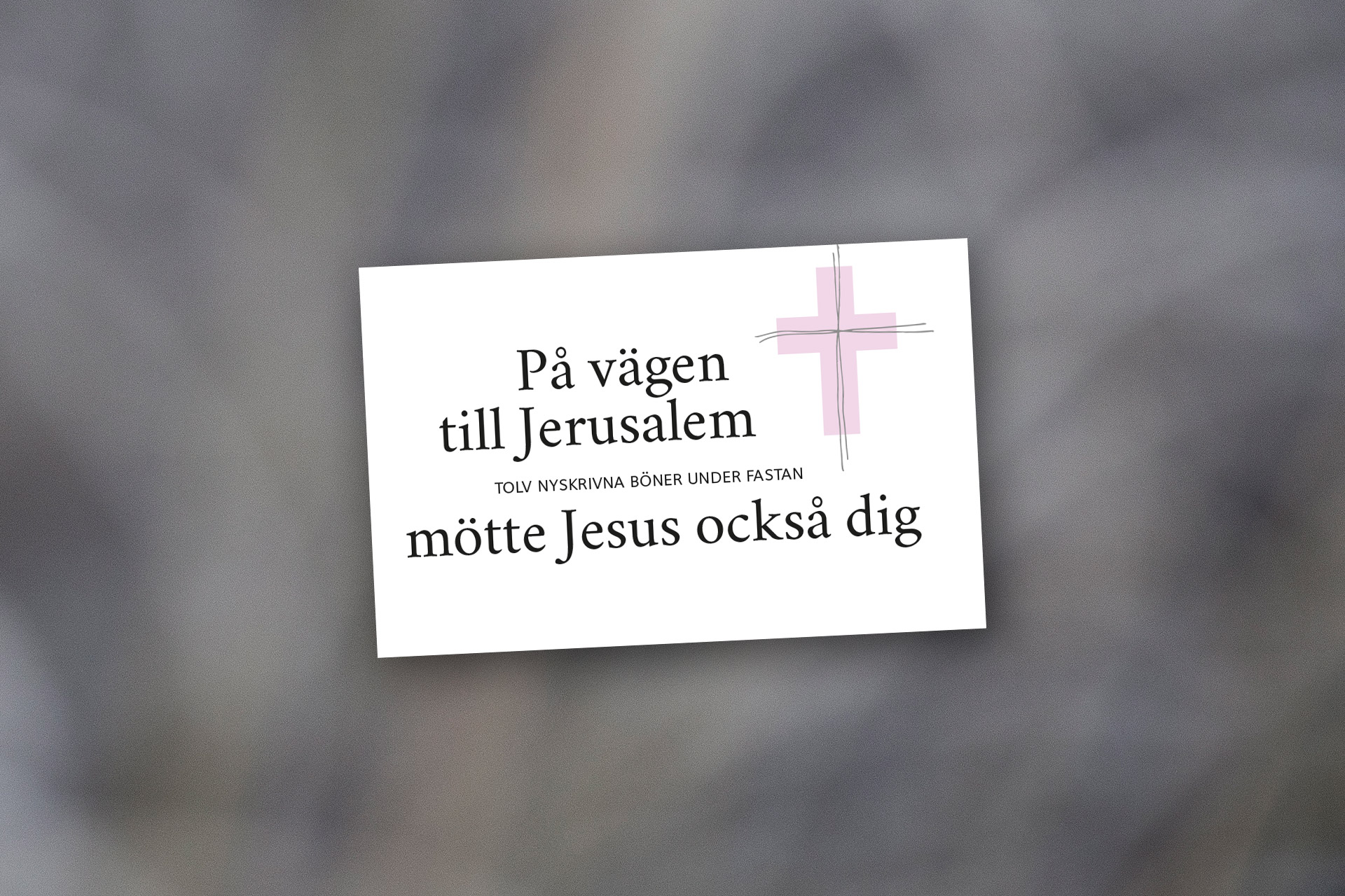 Omslaget på bönehäftet mot en suddig, grå bkgrund