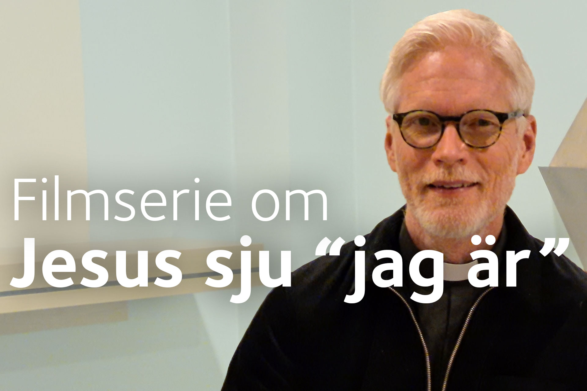 Prästen Ingemar Sörqvist tittar in i kameran. Väggarna bakom honom är ljust blå