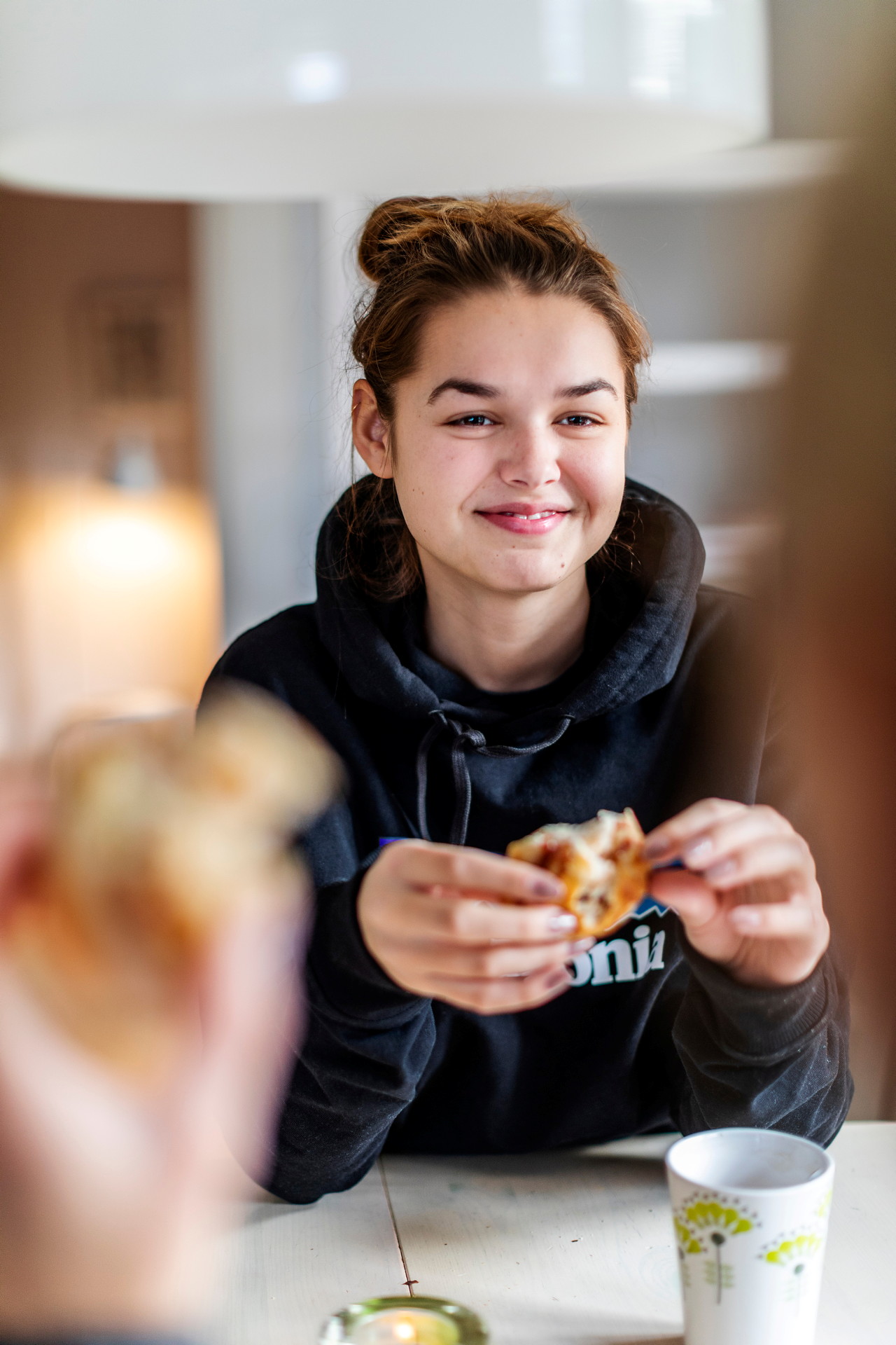 tjej äter bulle